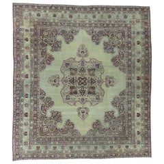 Tapis Lavar Kerman ancien de la fin du XIXe siècle ivoire squarish avec médaillon de 25,4 x 30,4 cm 