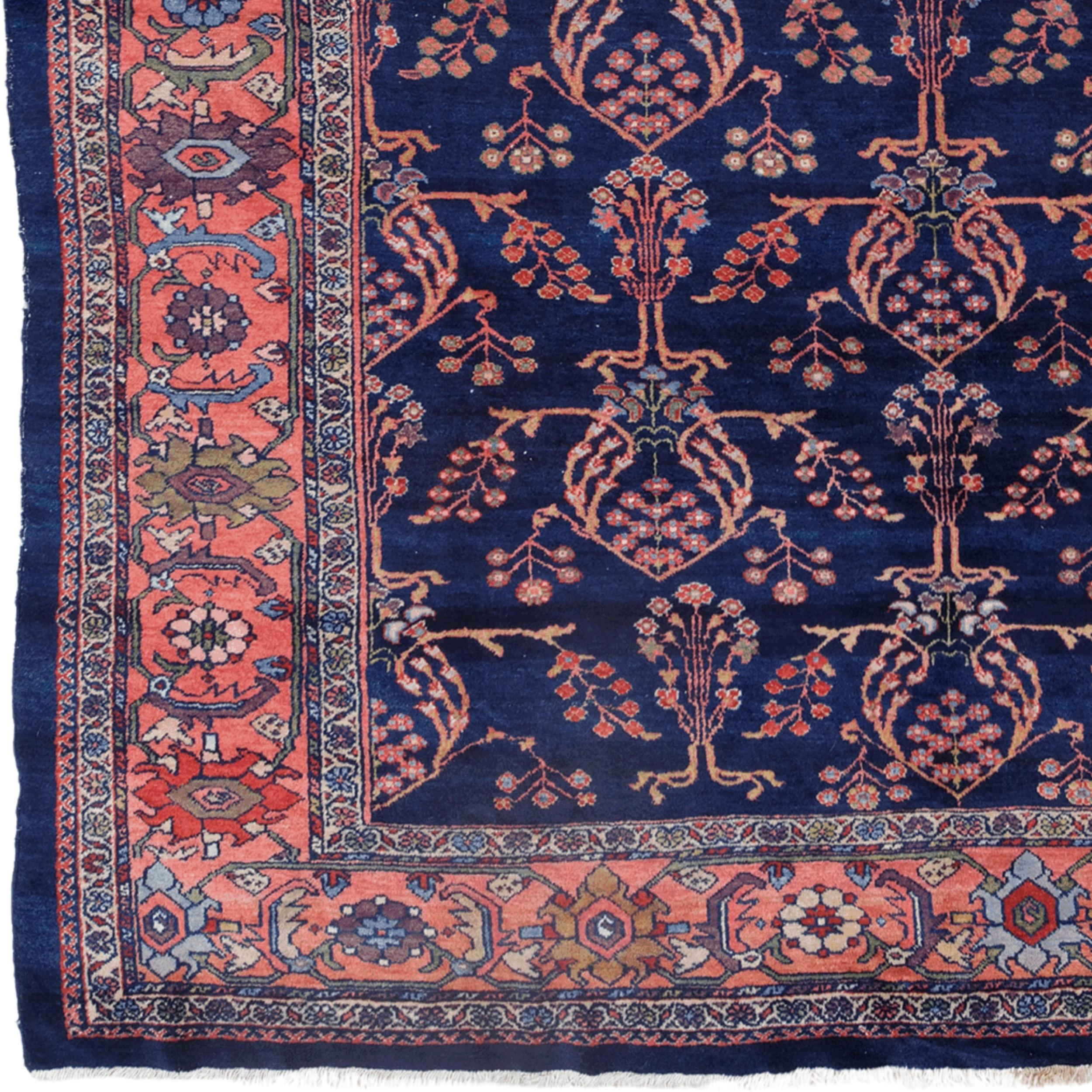 Periodo: Fine del XIX secolo
Origine: Regione di Mahal, Iran
Dimensioni: 213 x 295 cm

Questo magnifico tappeto, tessuto alla fine del XIX secolo nella regione di Mahal in Iran, rappresenta uno dei migliori esempi di tessitura dei villaggi persiani.