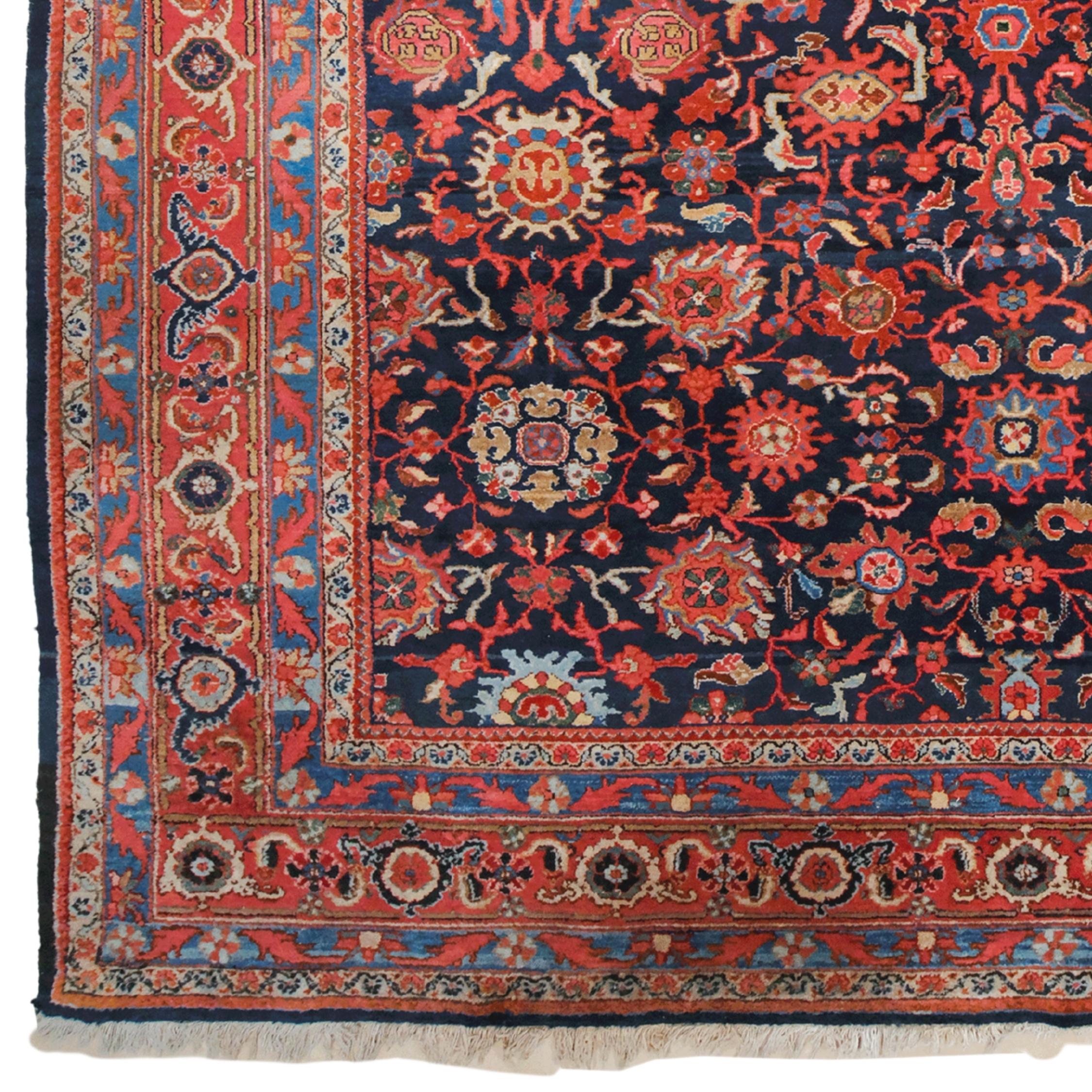 Ce rare tapis antique de Melayer est une œuvre qui a survécu à la fin du XIXe siècle et qui reflète la maîtrise unique de la région de Melayer, dans l'ouest de l'Iran, dans l'art du tissage. Ce tapis, qui a une valeur à la fois historique et