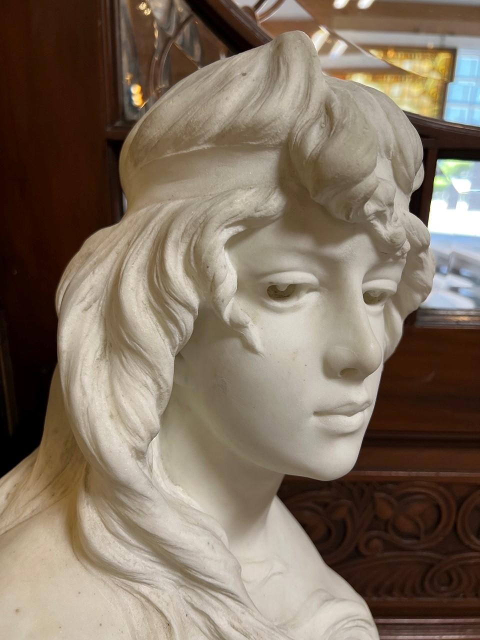  Fin du 19ème siècle Buste en marbre ancien ATALA Signé A. Piazza Carrara  Bon état - En vente à Stamford, CT
