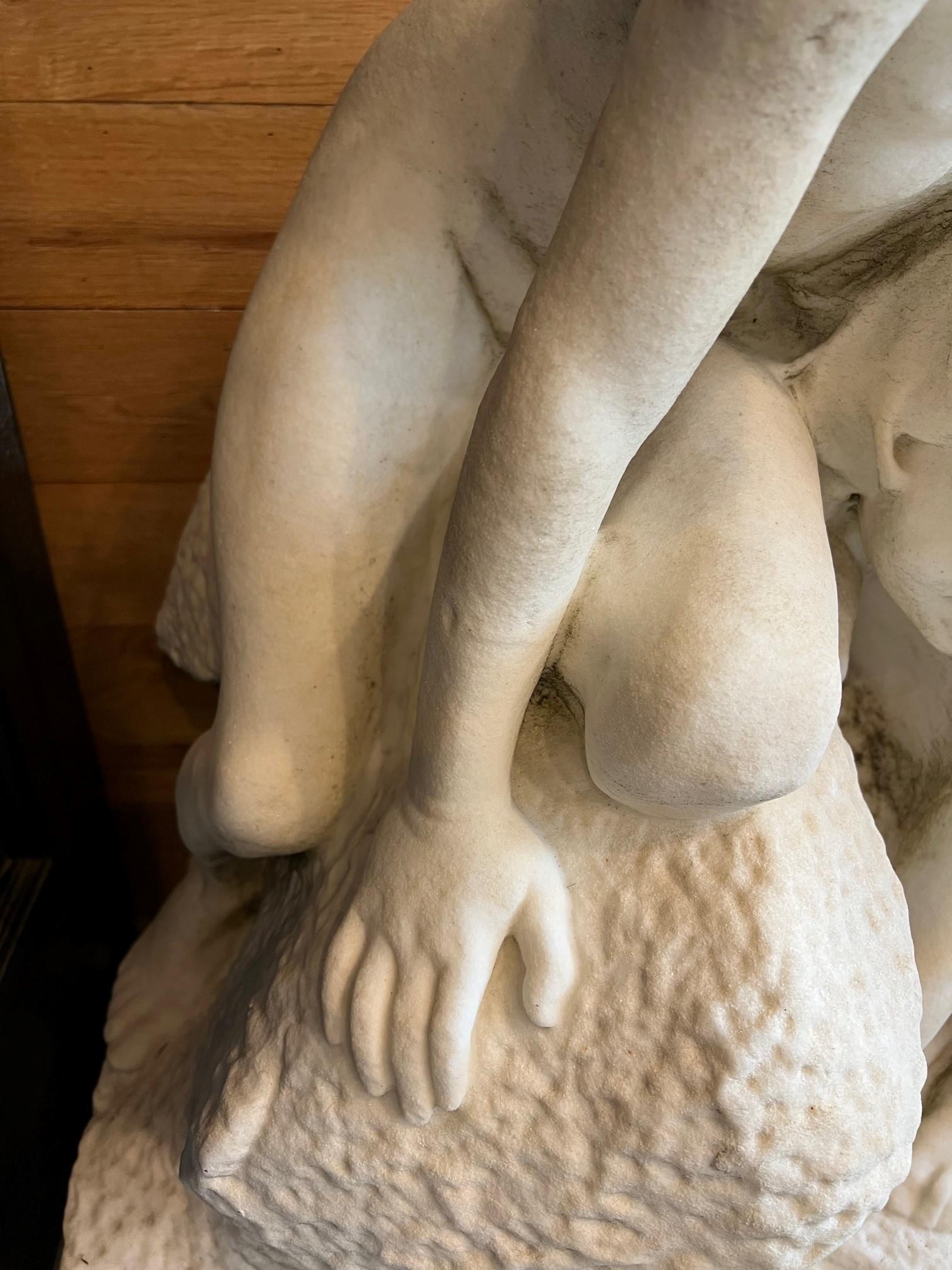 Fuente de mármol antigua de principios del siglo XX Niña y niño con una concha Firmado en venta 7