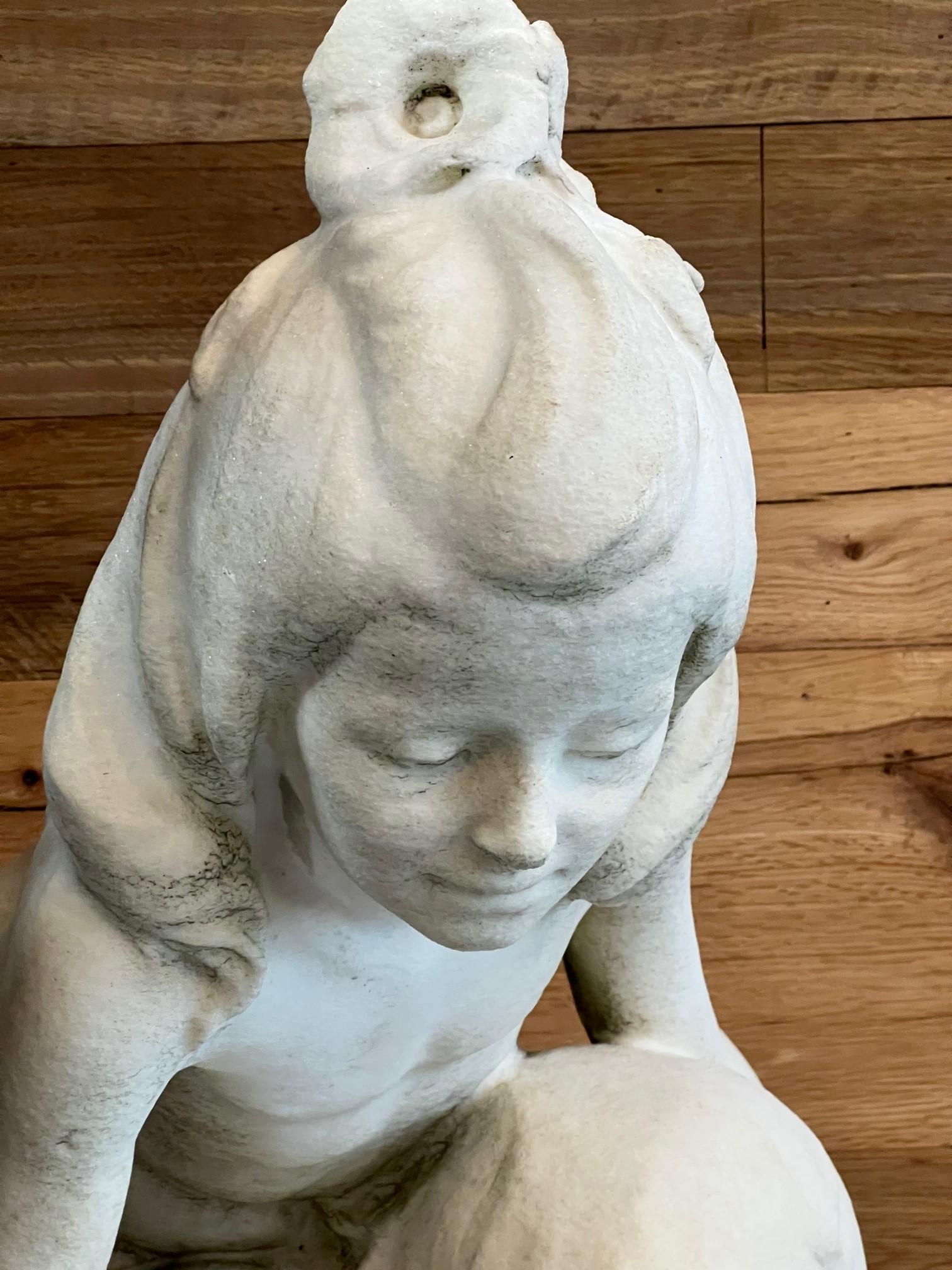 Antiker Marmorbrunnen des frühen 20. Jahrhunderts, Junges Mädchen und Junge mit Muschel, signiert im Angebot 1