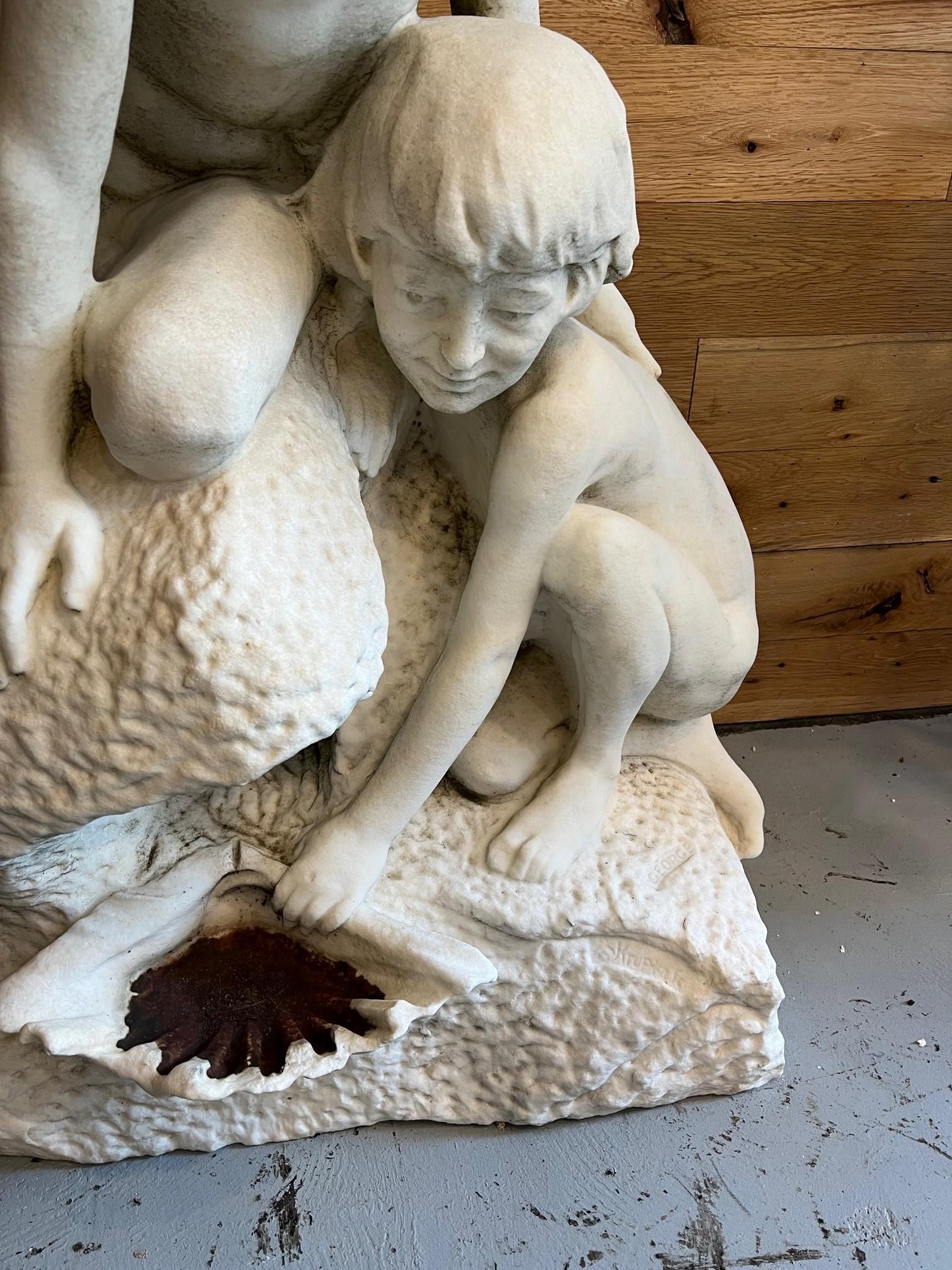Fuente de mármol antigua de principios del siglo XX Niña y niño con una concha Firmado Mármol en venta