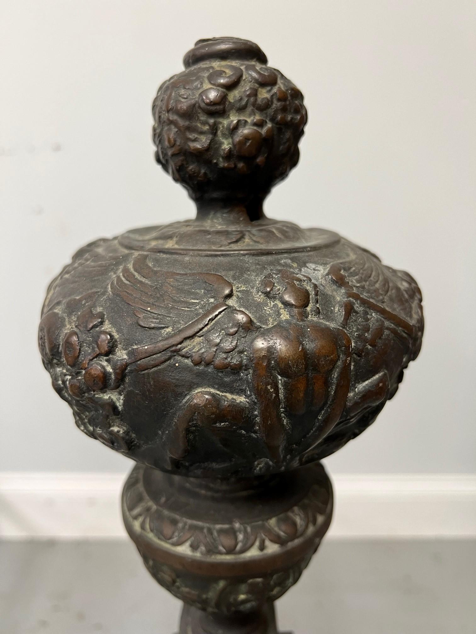 Paire de chenets en fer et bronze de la fin du 19e siècle, de style antique  en vente 3