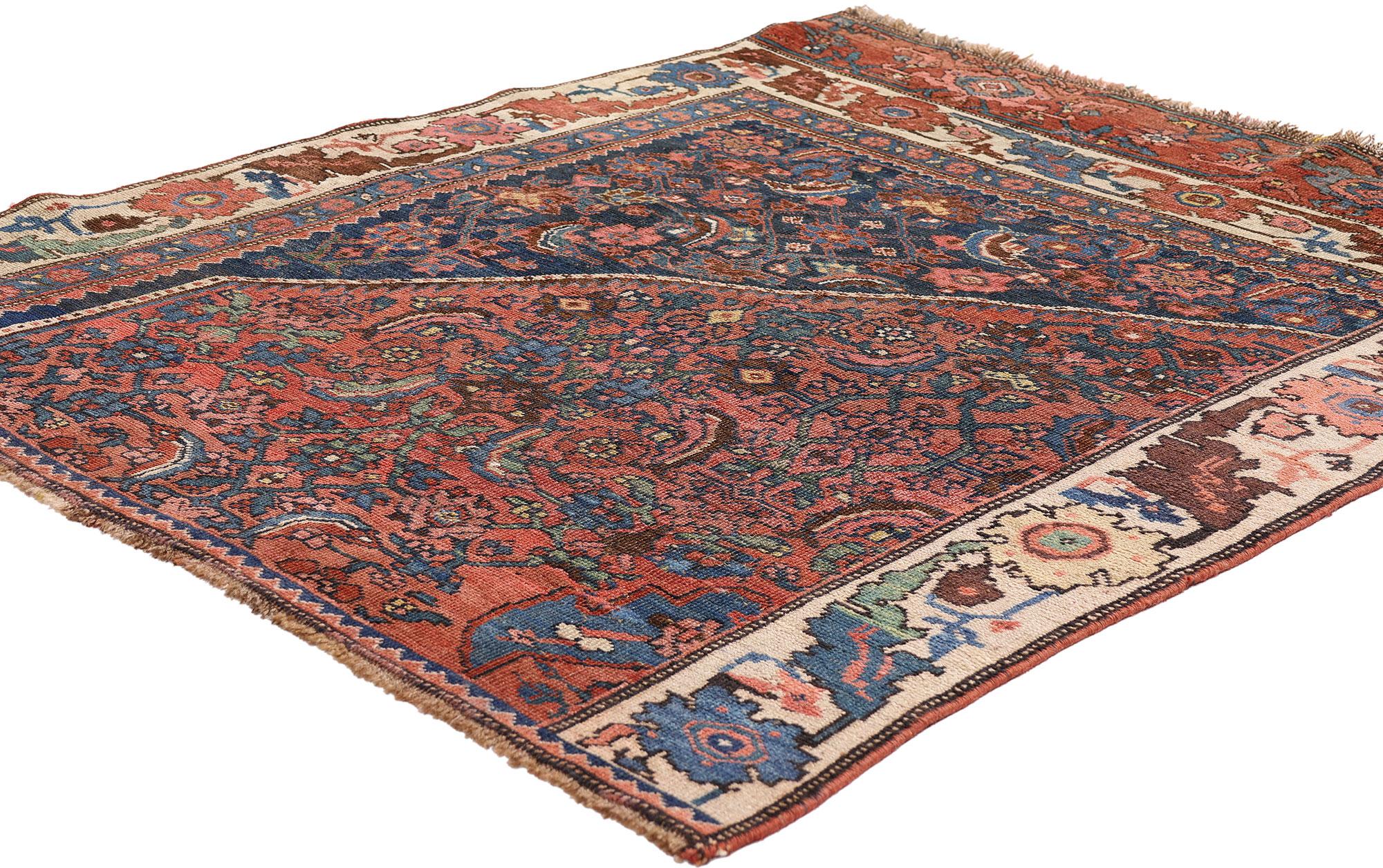 79226 Alfombra persa antigua Bijar de finales del siglo XIX, 03'10 x 04'07. Reliquia única de la grandeza textil persa, este fragmento de alfombra antigua Bijar de lana anudada a mano, de finales del siglo XIX, evoca la elegancia intemporal y el