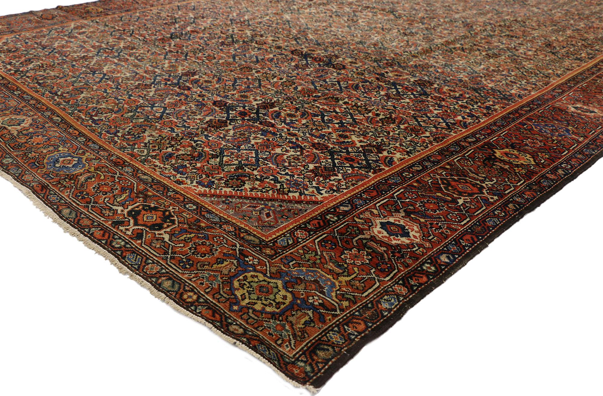 74035 Tapis persan Farahan antique de la fin du 19e siècle avec style anglais rustique moderne, 07'07 x 12'04. Sophistiqué et plein de caractère, ce tapis persan Farahan antique de la fin du XIXe siècle allie caractère traditionnel et style moderne.