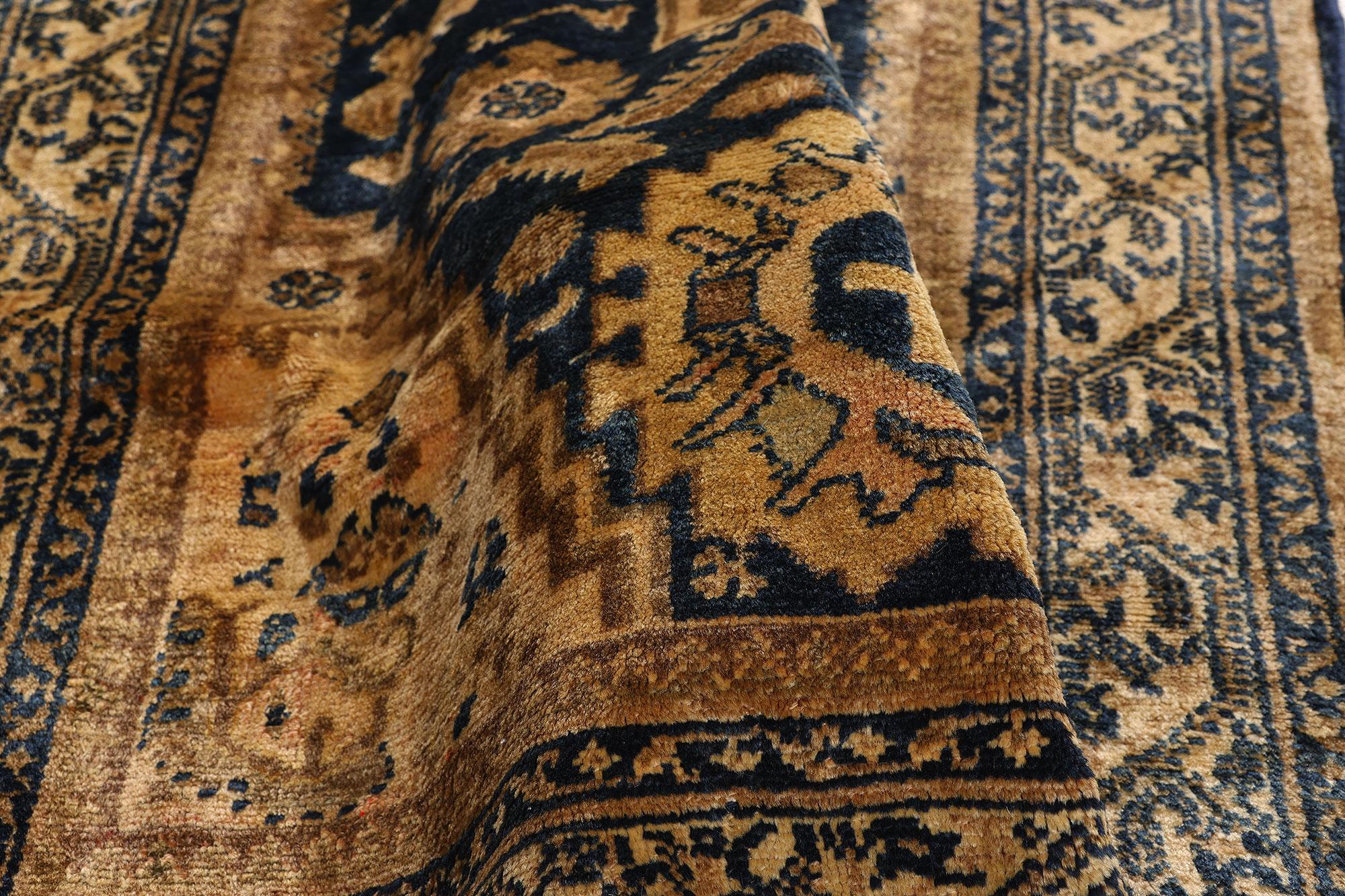 Late 19th Century Antique Persian Malayer Carpet with Modern Style For Sale 1