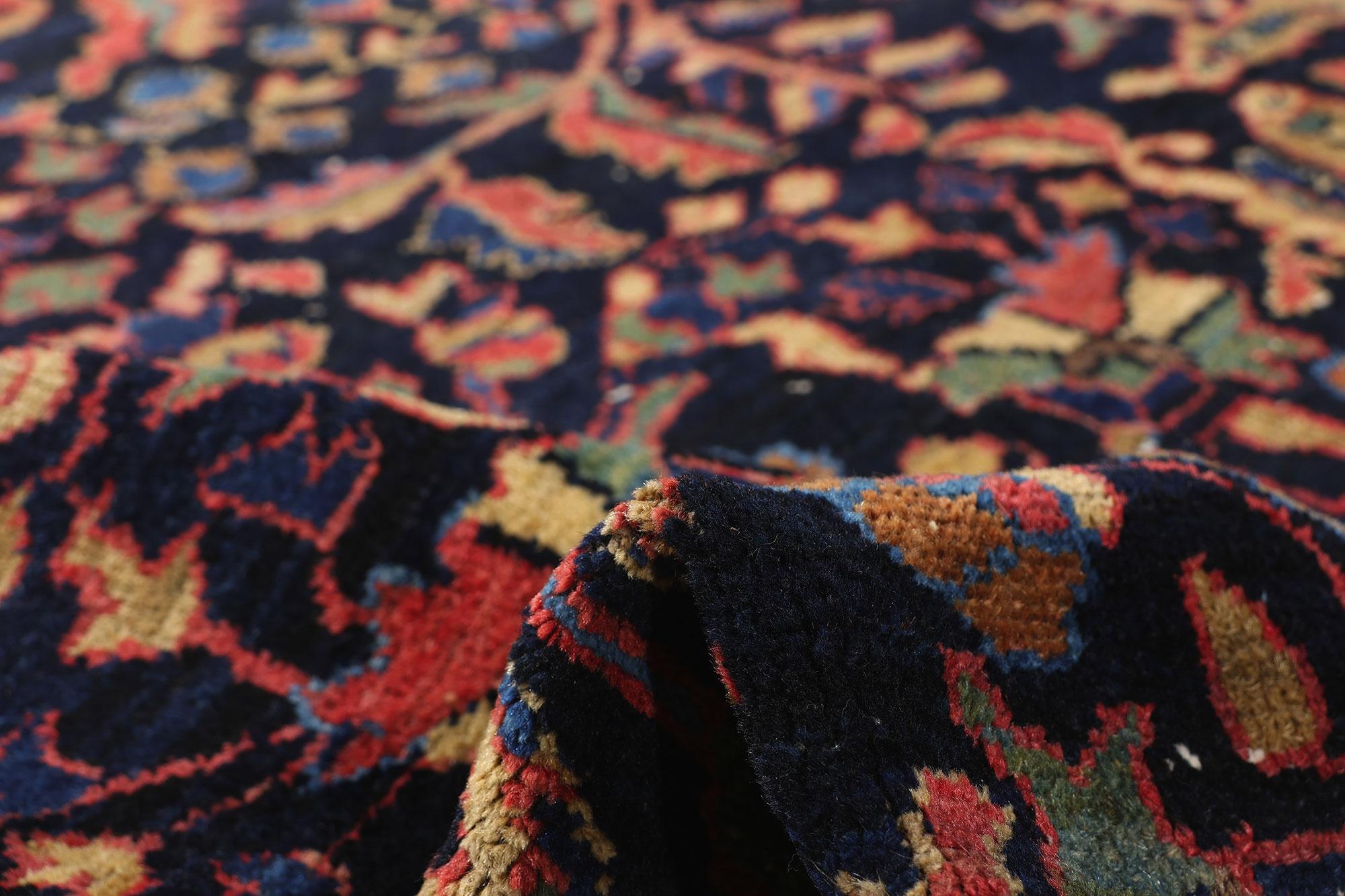 Late 19th Century Antique Persian Malayer Carpet with Traditional Style In Distressed Condition For Sale In Dallas, TX