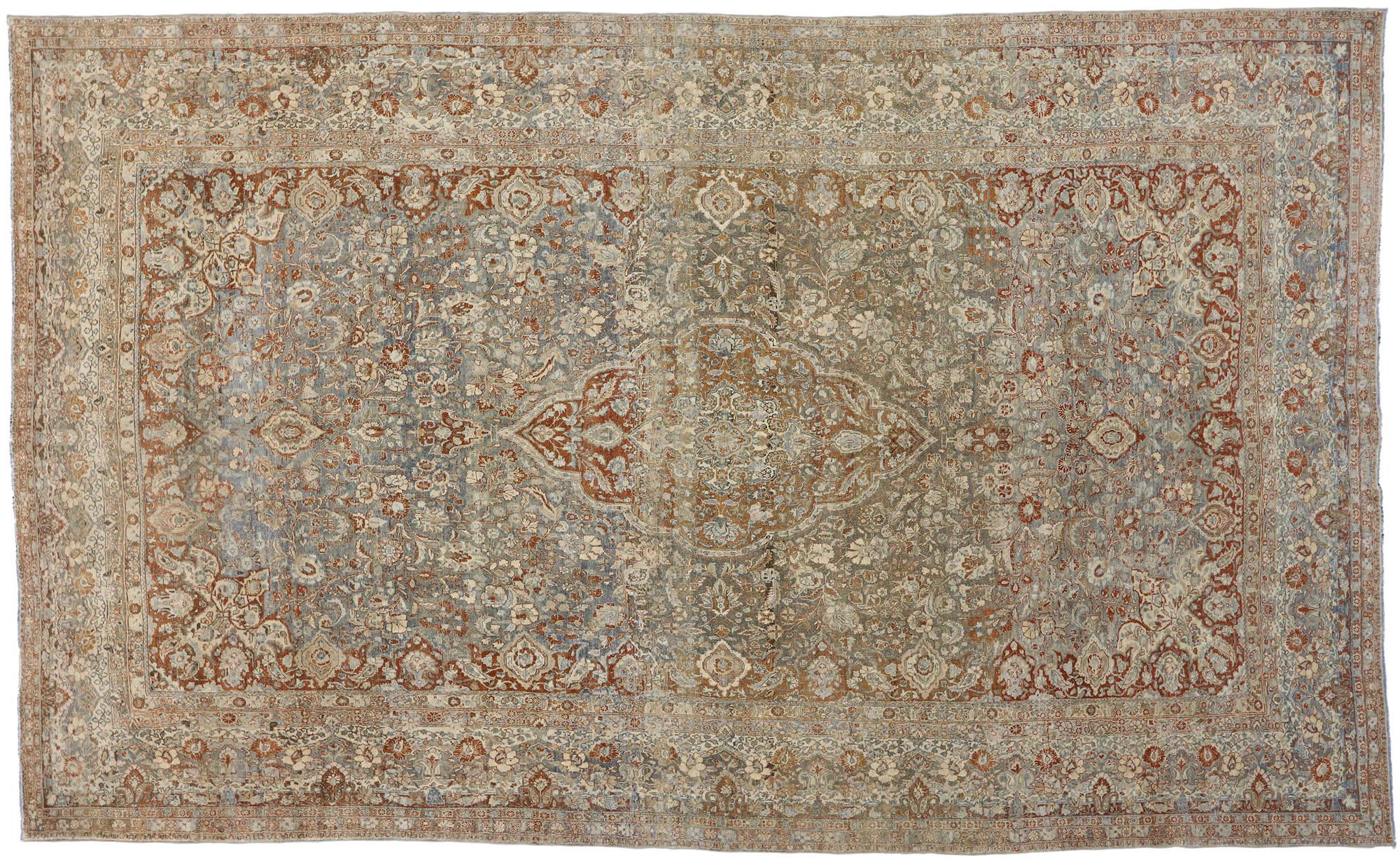 Tapis persan Mashad ancien et vieilli de style artisanal américain moderne et rustique en vente 1