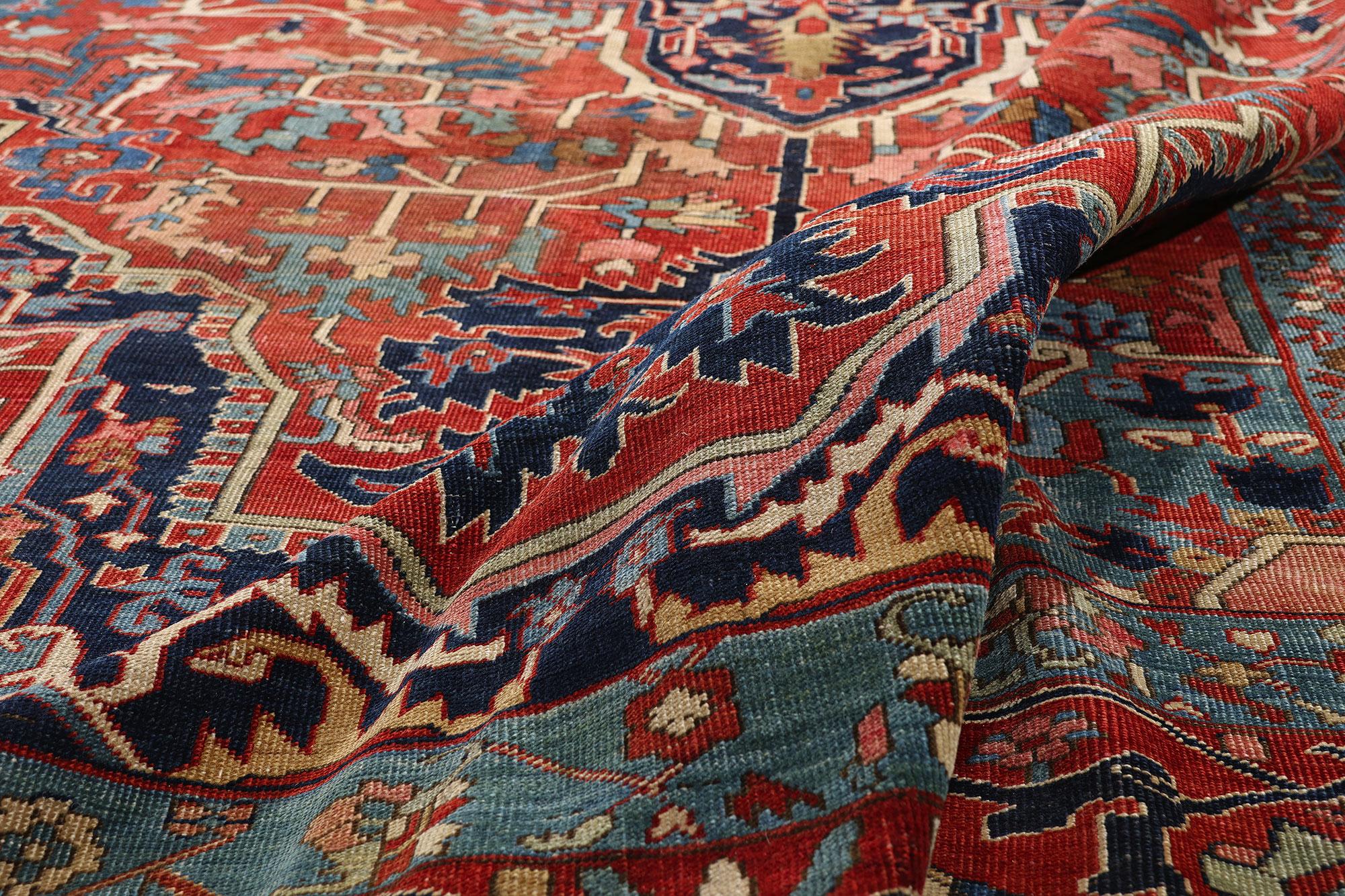 Late 19th Century Antique Persian Serapi Carpet with Traditional Style For Sale 5