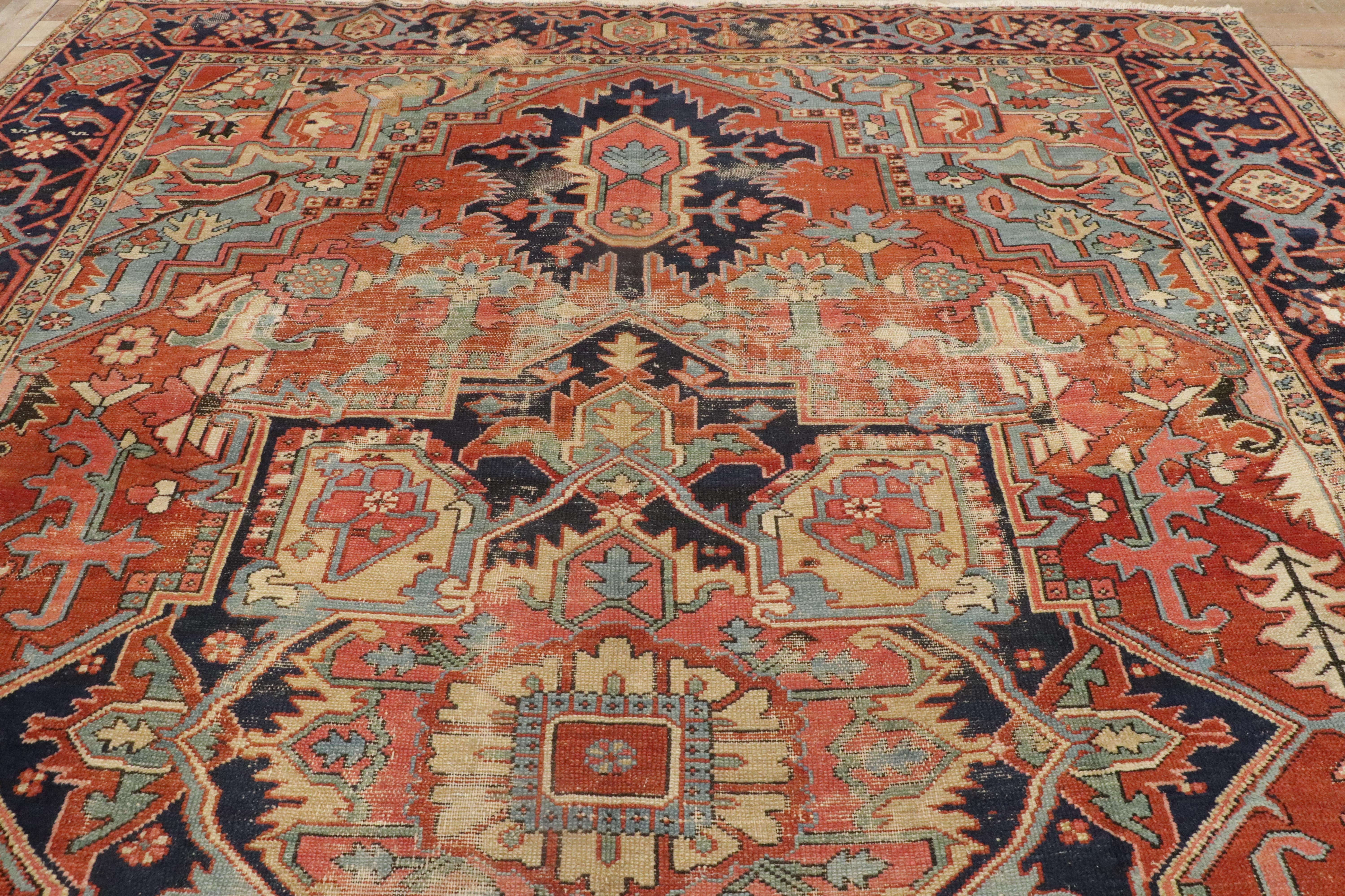 Late 19th Century Antique Persian Serapi Carpet with Traditional Style For Sale 6