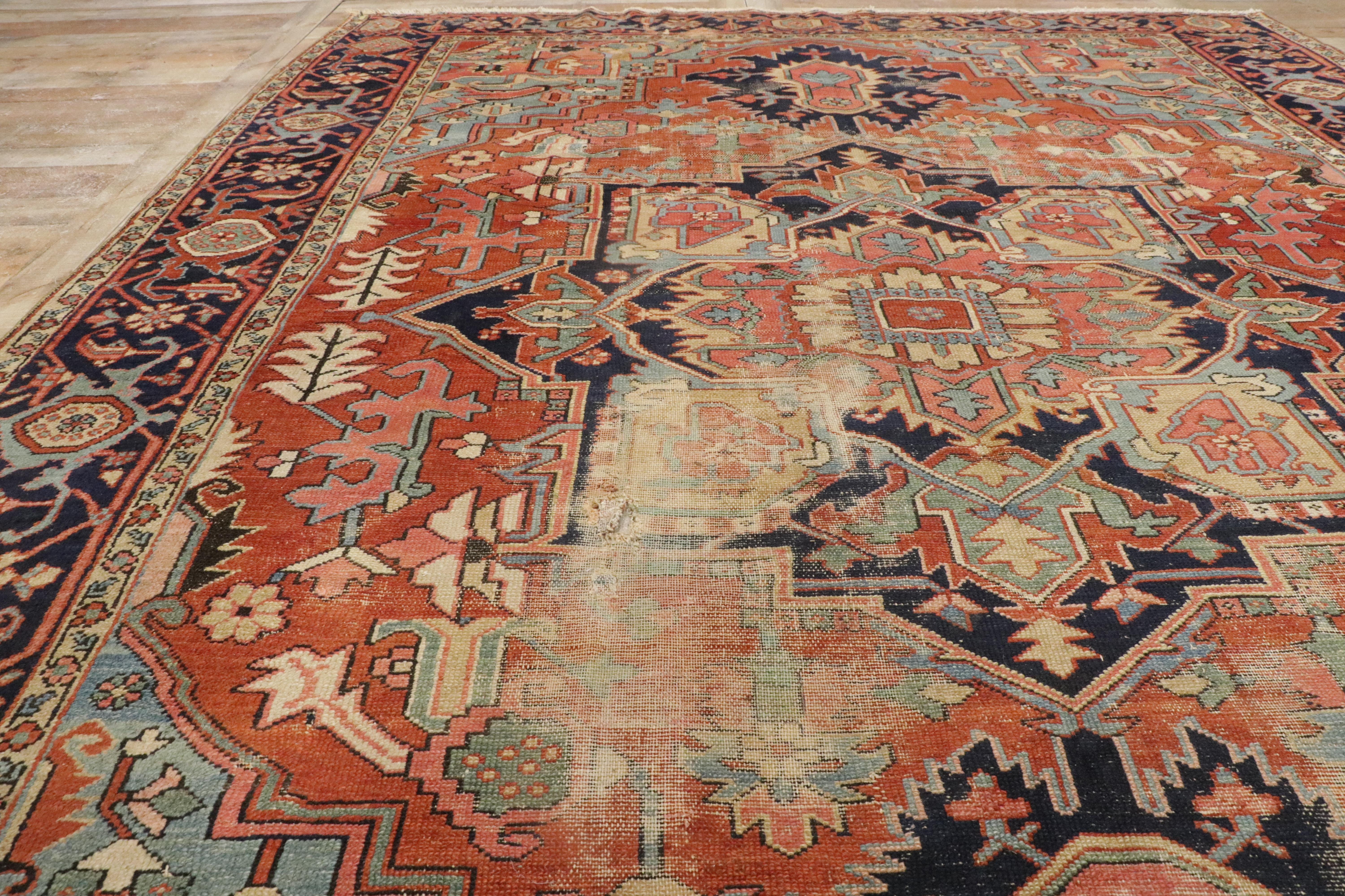 Late 19th Century Antique Persian Serapi Carpet with Traditional Style For Sale 7
