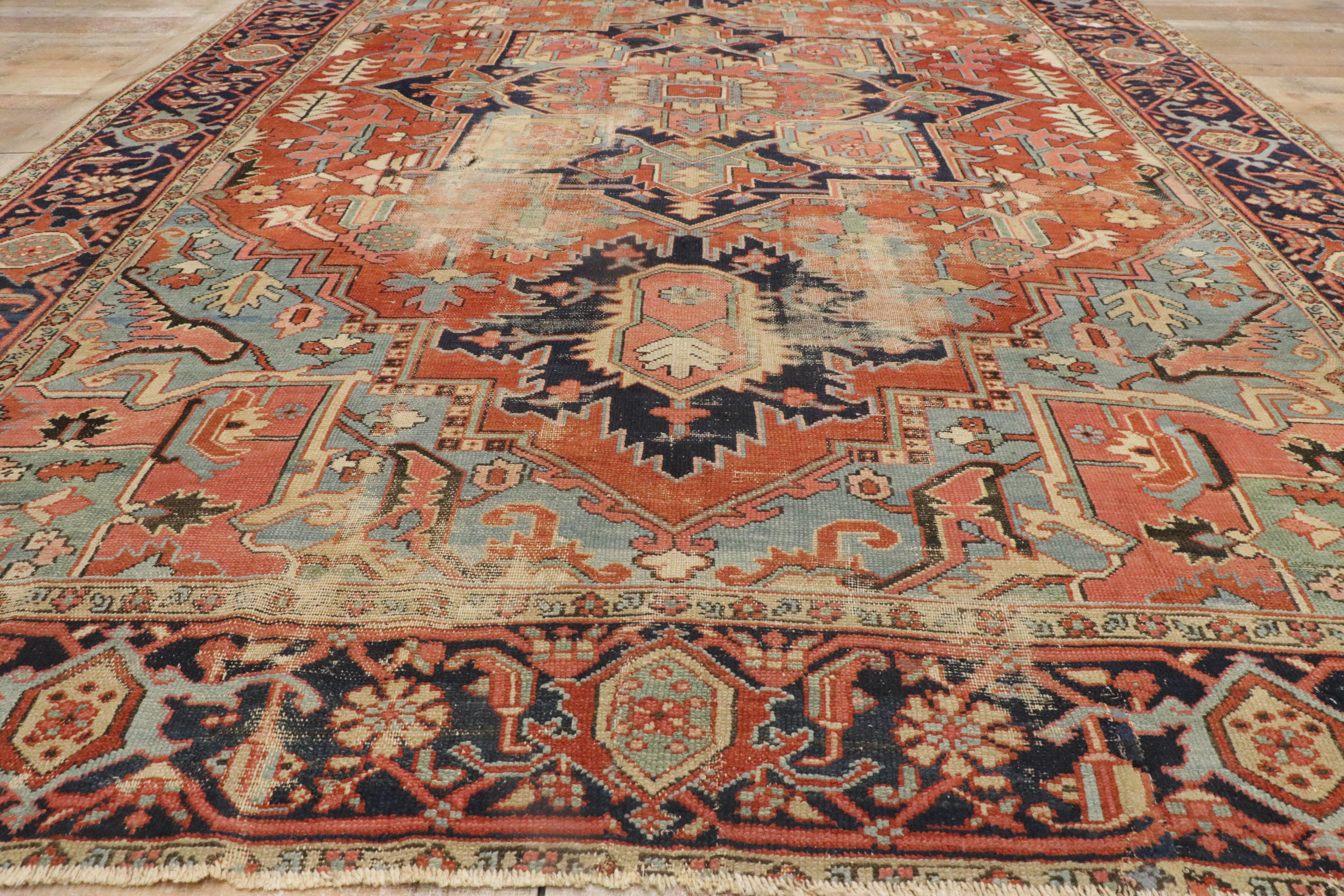Late 19th Century Antique Persian Serapi Carpet with Traditional Style For Sale 8