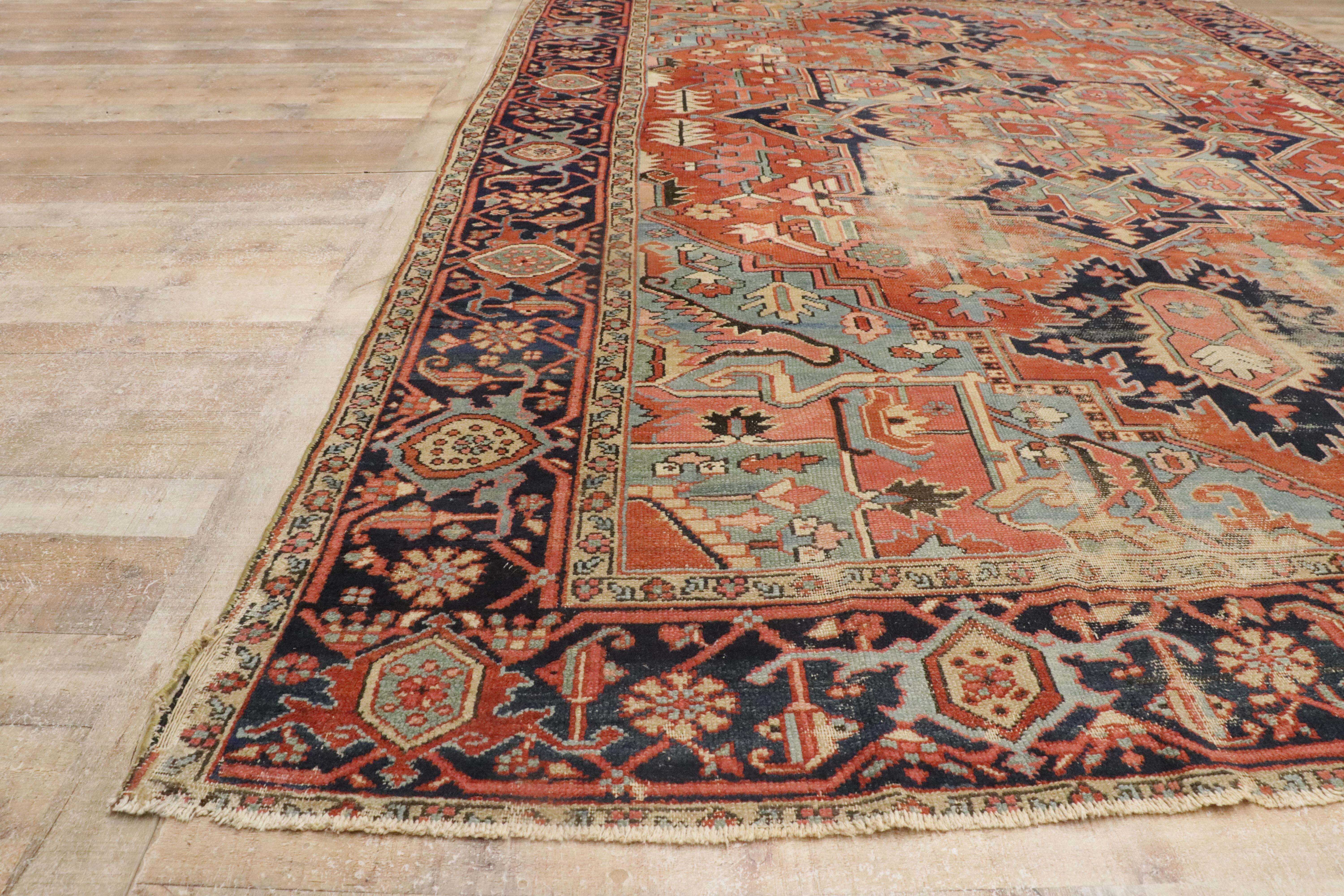Late 19th Century Antique Persian Serapi Carpet with Traditional Style For Sale 9