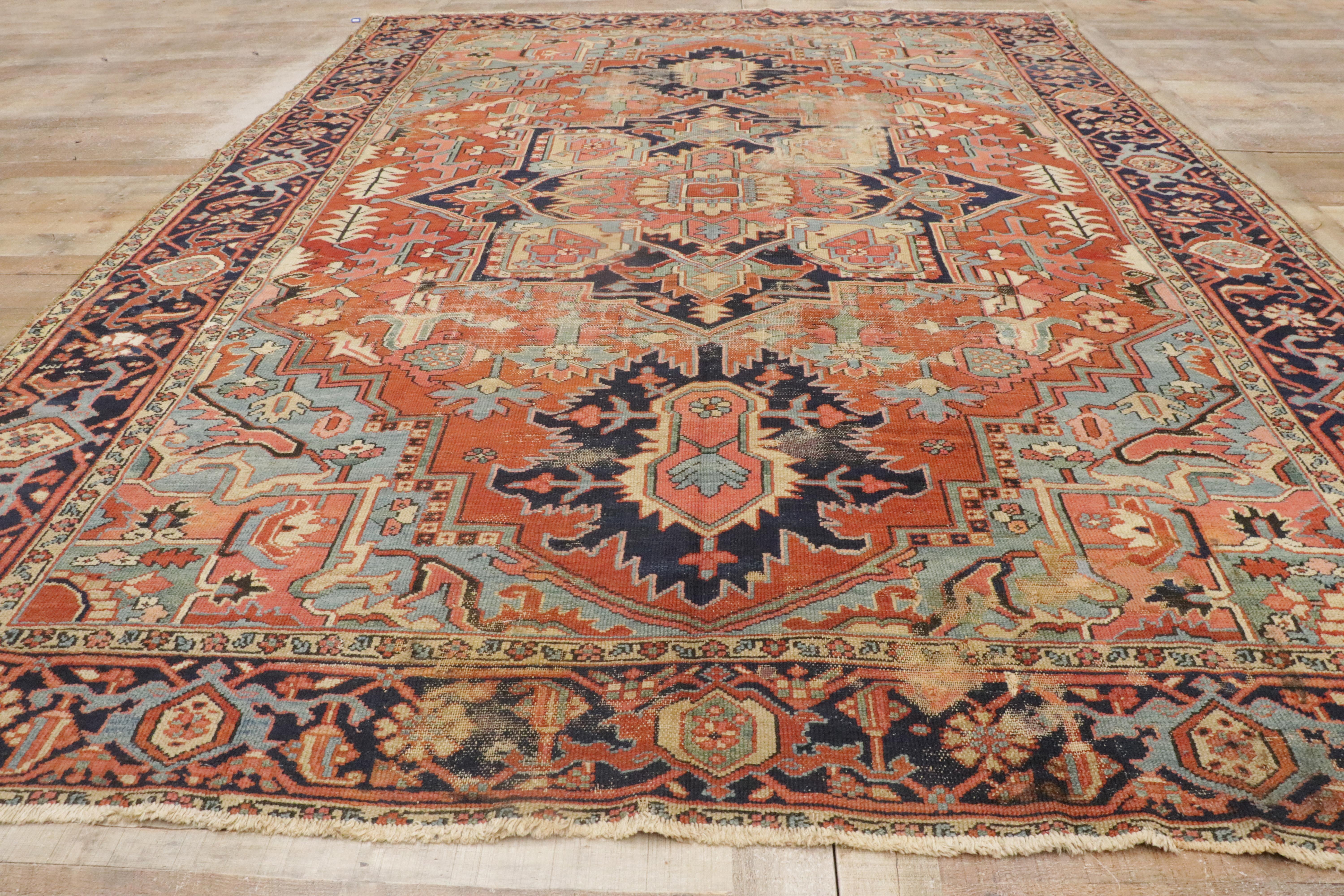 Late 19th Century Antique Persian Serapi Carpet with Traditional Style For Sale 11
