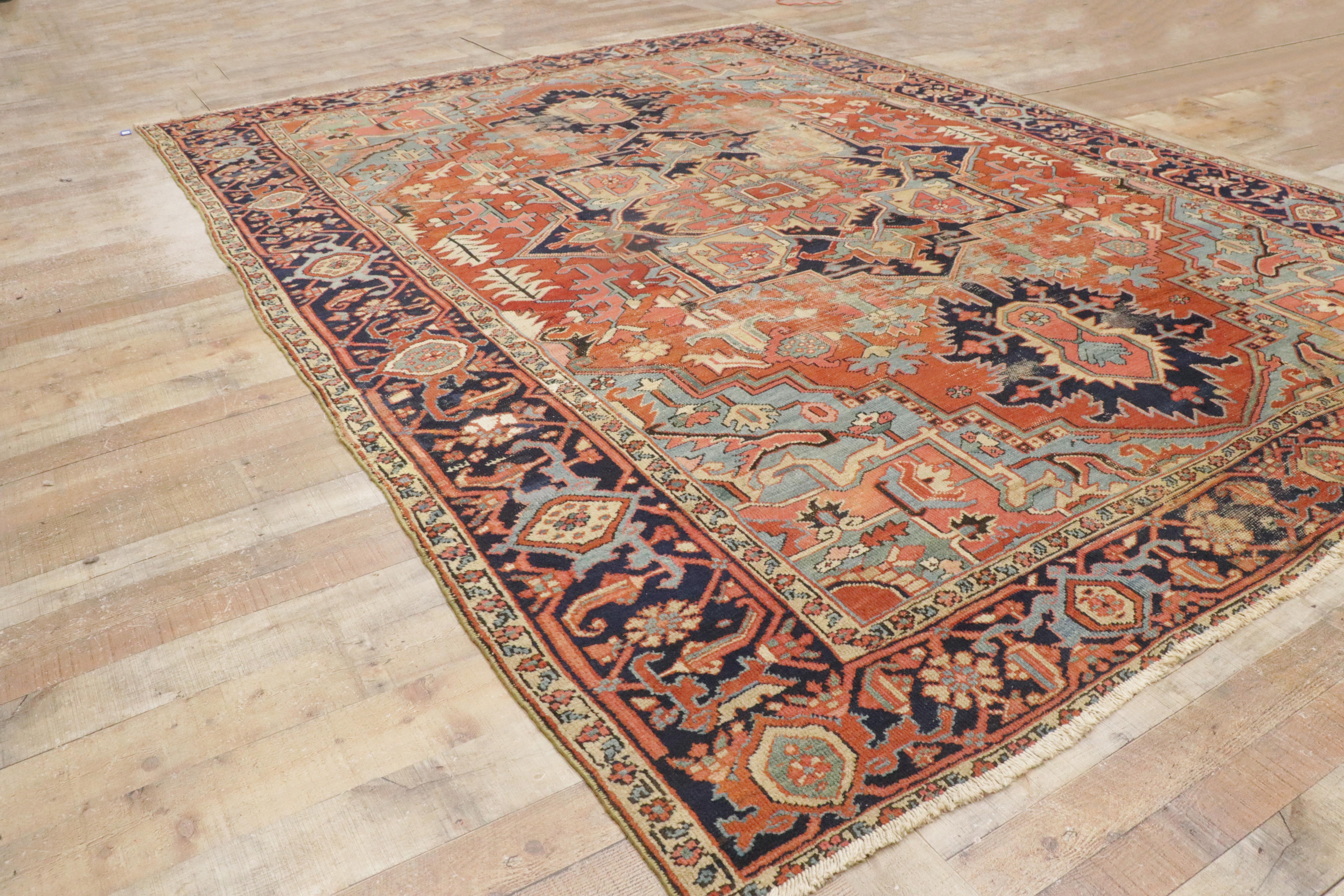 Late 19th Century Antique Persian Serapi Carpet with Traditional Style For Sale 12