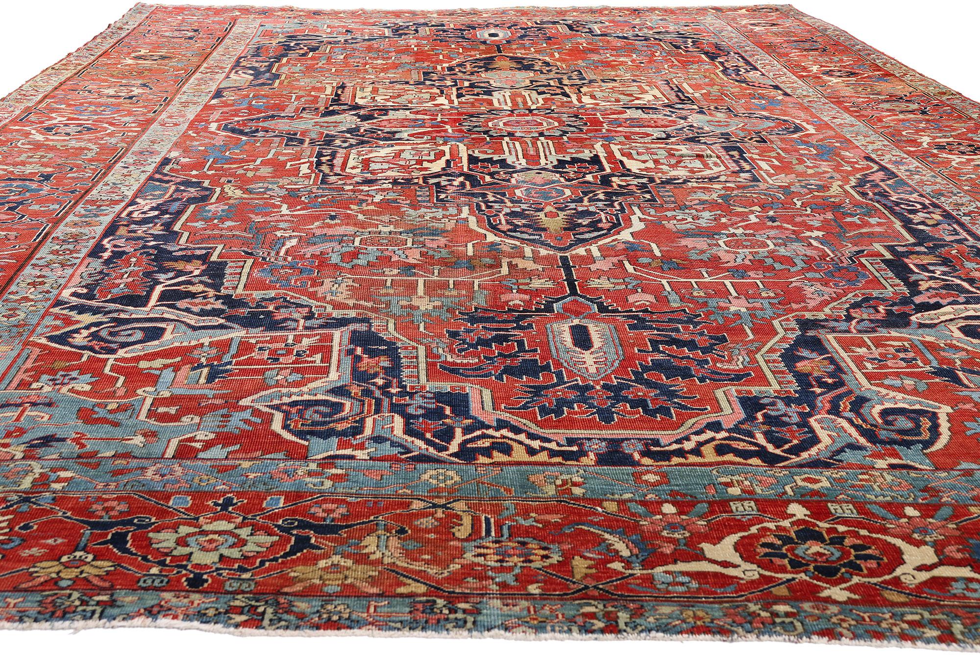 Late 19th Century Antique Persian Serapi Carpet with Traditional Style For Sale 2