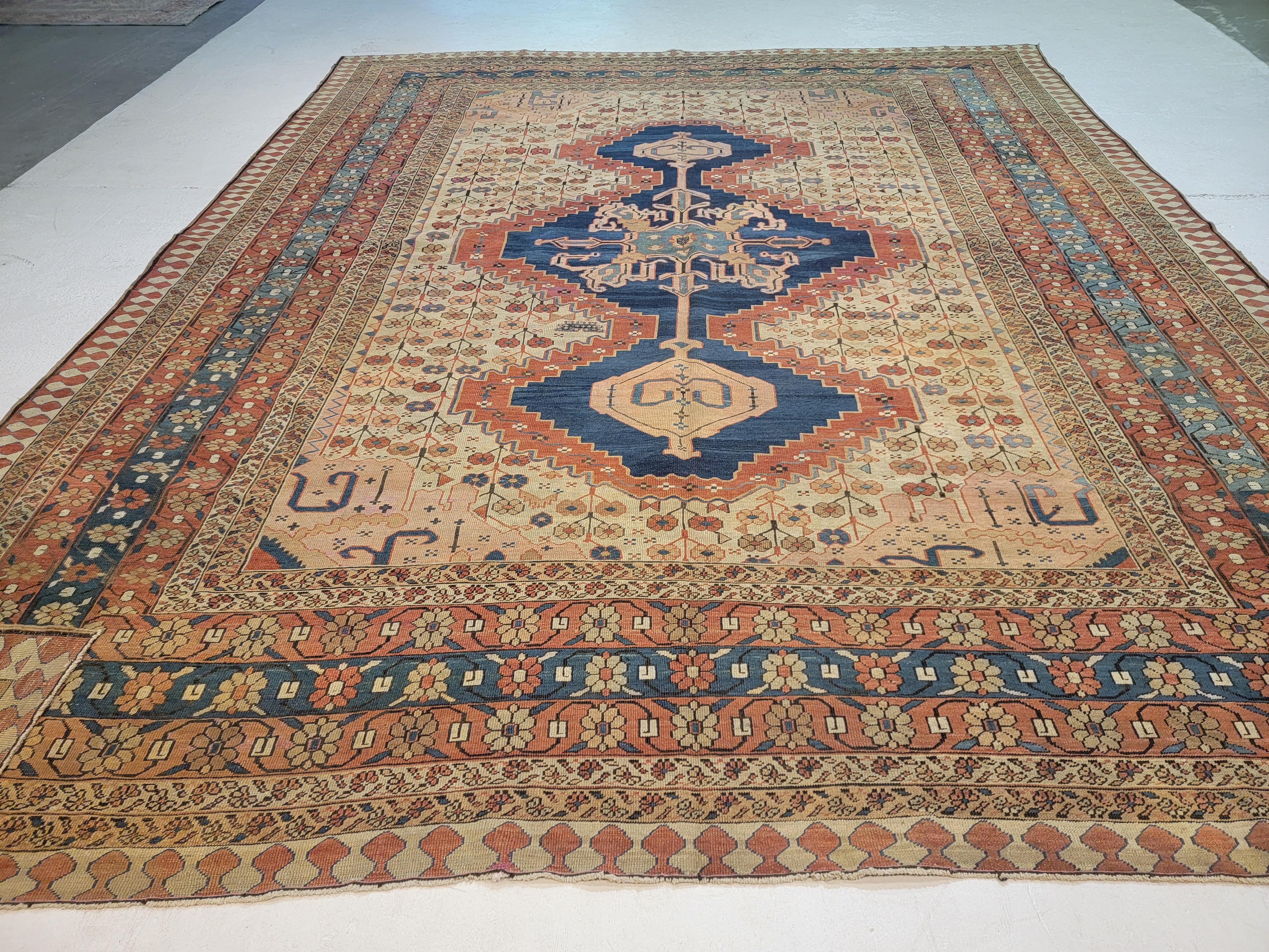 Hand-Knotted Late 19th Century Antique Persian Serapi Bakhshayesh Rug For Sale