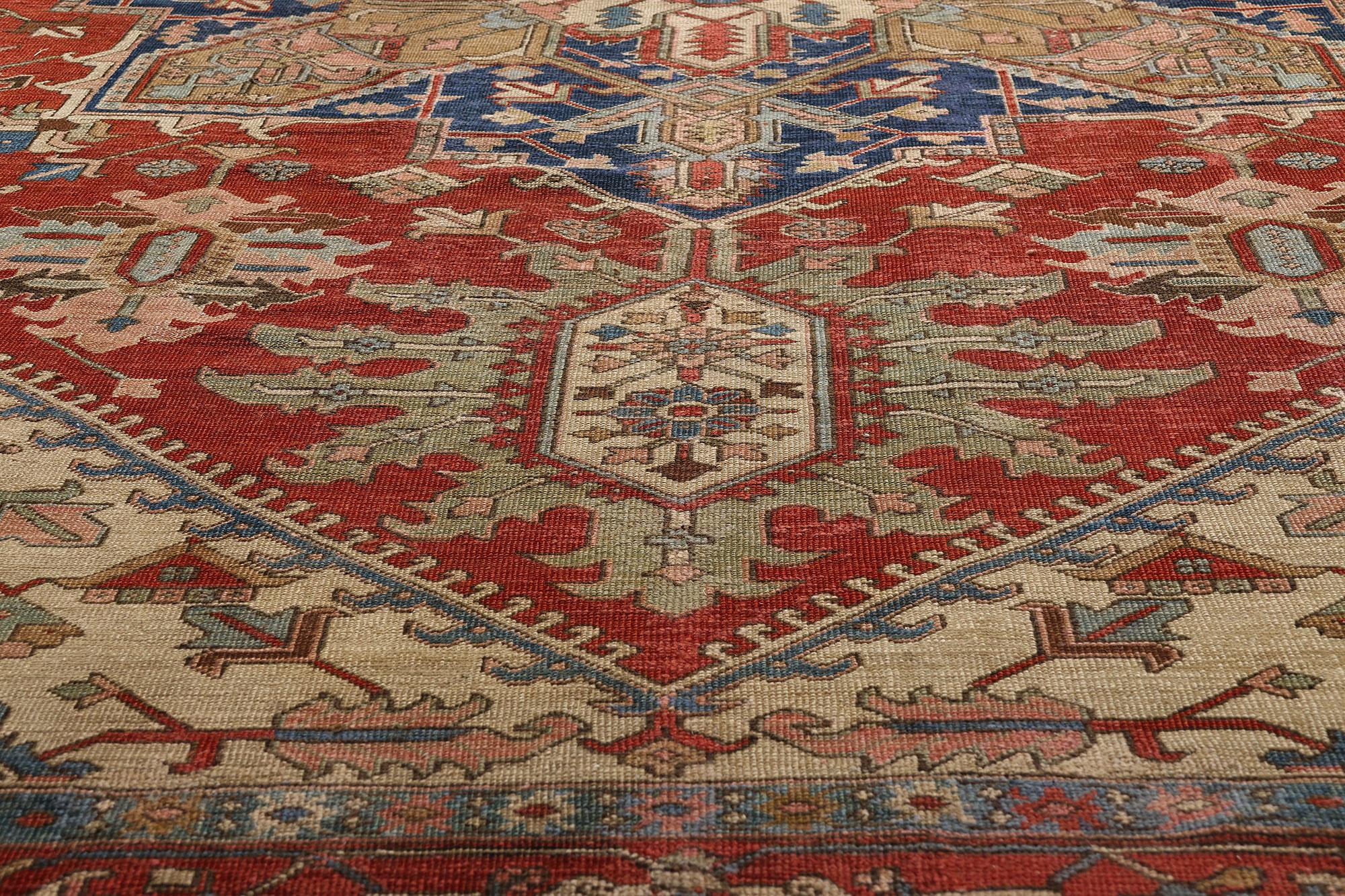 Late 19th Century Antique Persian Serapi Rug with Modern Style In Good Condition For Sale In Dallas, TX