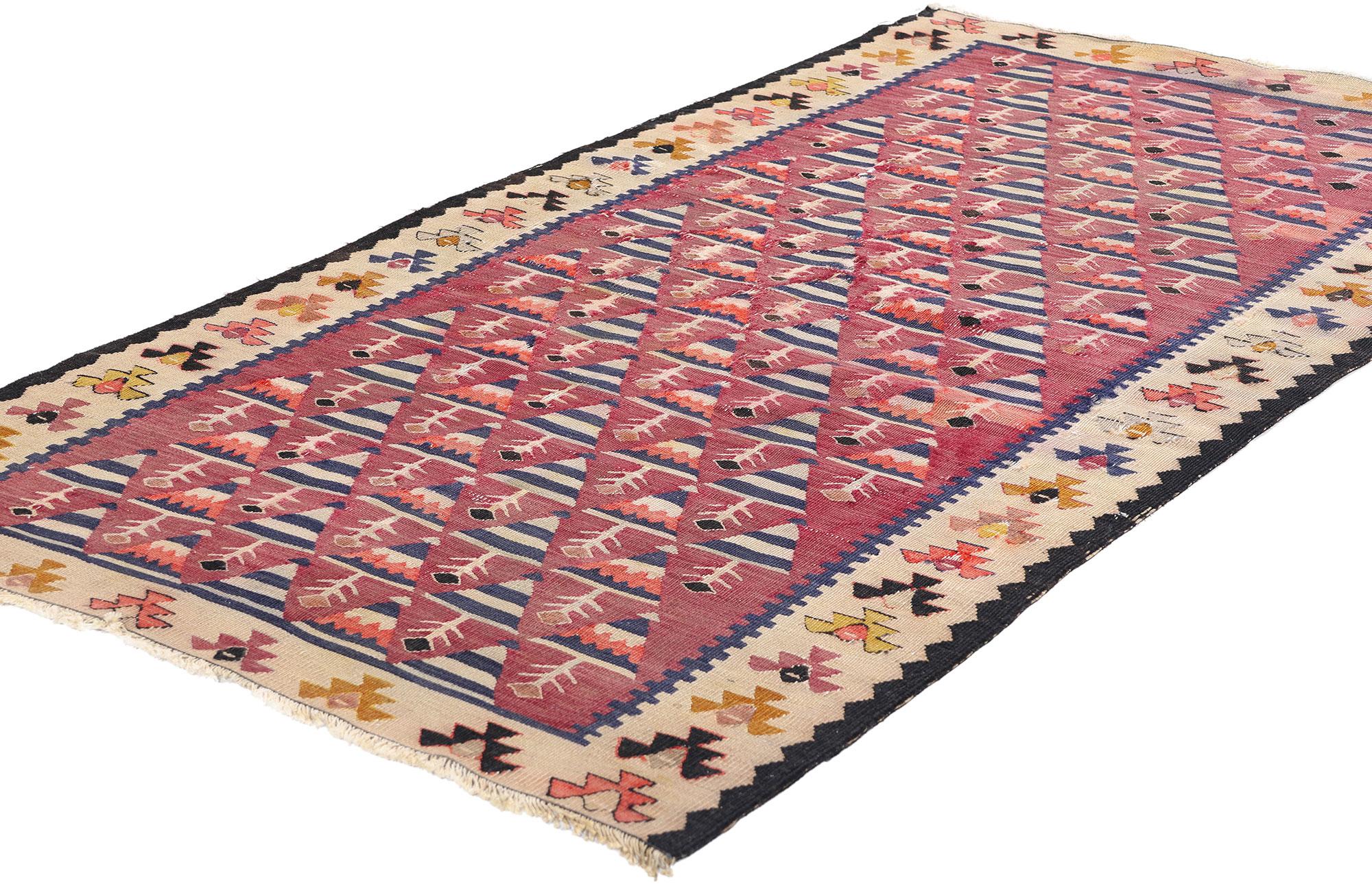 78940 Antiker persischer Schahsavan-Kilim-Teppich des späten 19. Jahrhunderts, 02'11 x 05'03. Dieser fesselnde, handgewebte antike persische Schahsavan-Kilim-Teppich aus Wolle ist ein eindrucksvolles Beispiel für die lebendige Webtradition der