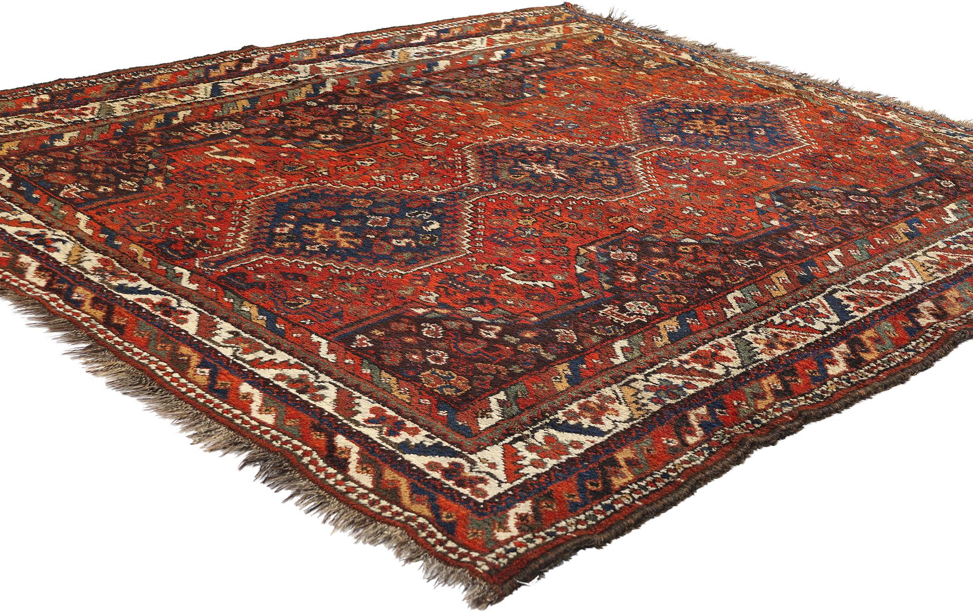 78155 Antiker persischer Shiraz-Teppich, 05'06 x 06'05. Persische Shiraz-Teppiche aus den Dörfern rund um die historische Stadt Shiraz in der iranischen Provinz Fars verkörpern die Essenz der Stammeskunst und des rustikalen Reizes. Diese Teppiche
