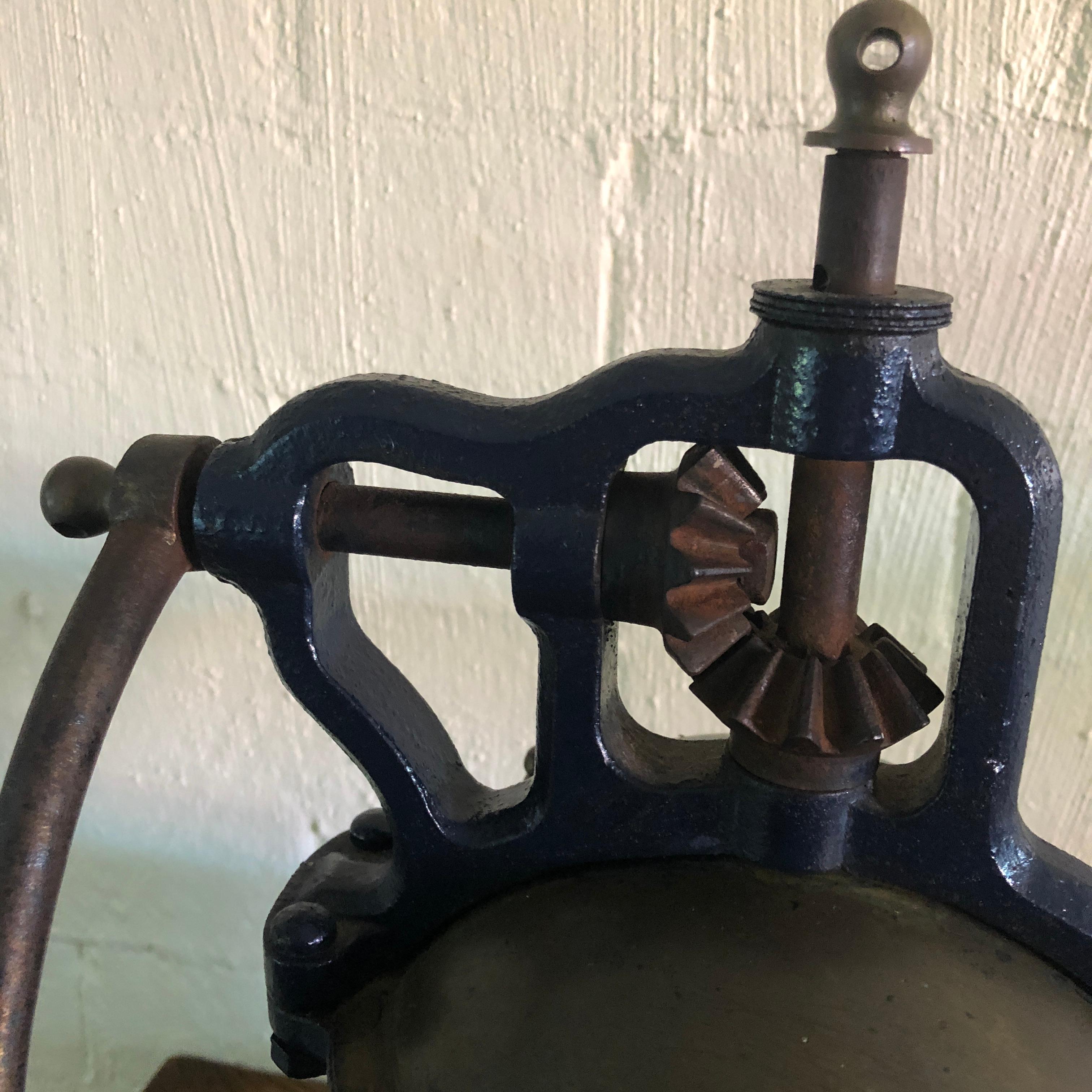 Uno splendido macinacaffè Peugeot Frères del XIX secolo, uno dei piccoli 