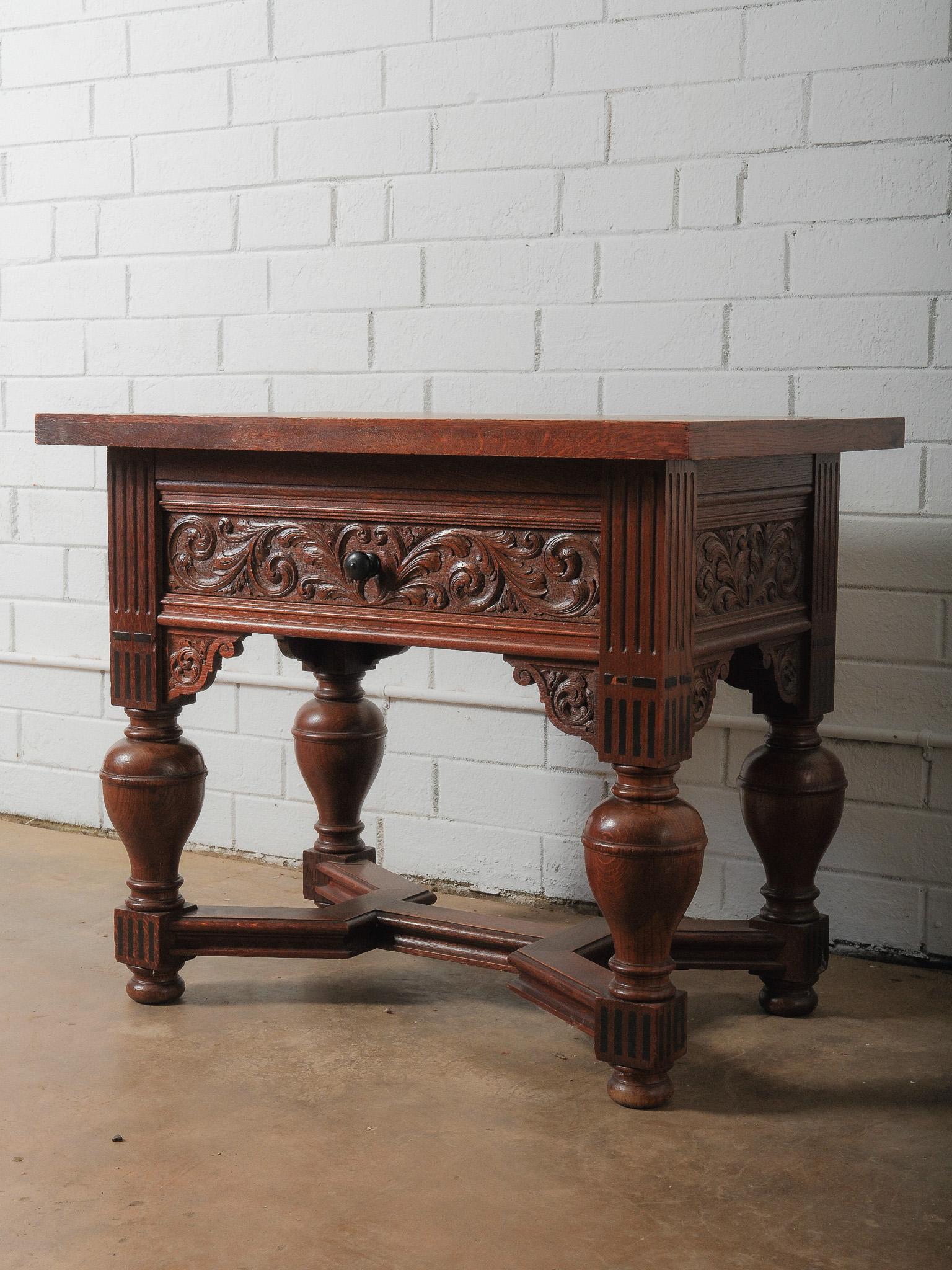 Néo-Renaissance Table en chêne sculpté de la fin du 19e siècle, de style renaissance antique en vente