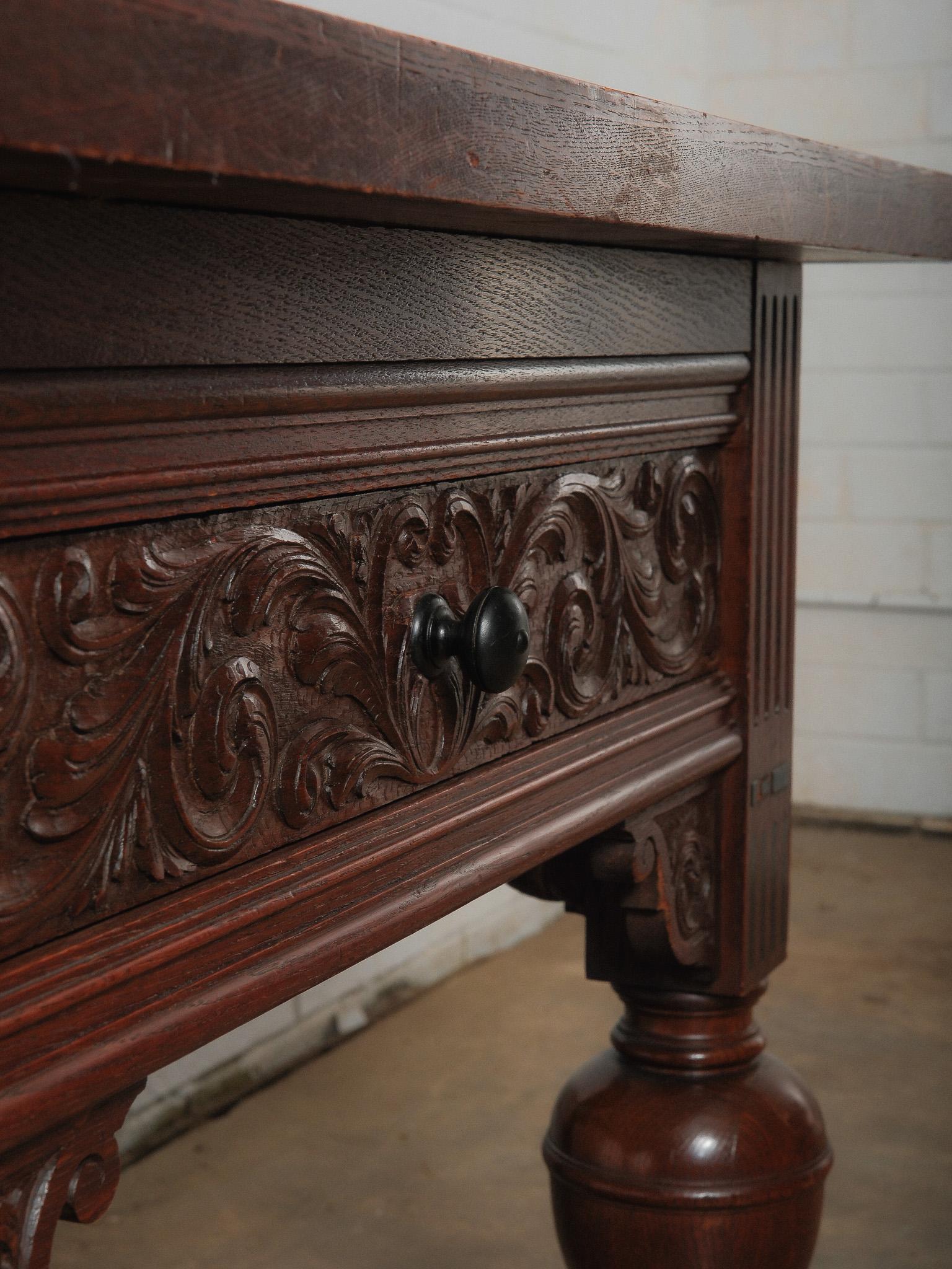 Table en chêne sculpté de la fin du 19e siècle, de style renaissance antique Bon état - En vente à High Point, NC