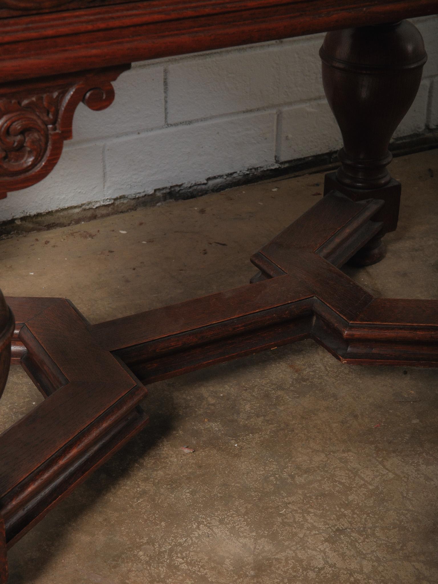 XIXe siècle Table en chêne sculpté de la fin du 19e siècle, de style renaissance antique en vente