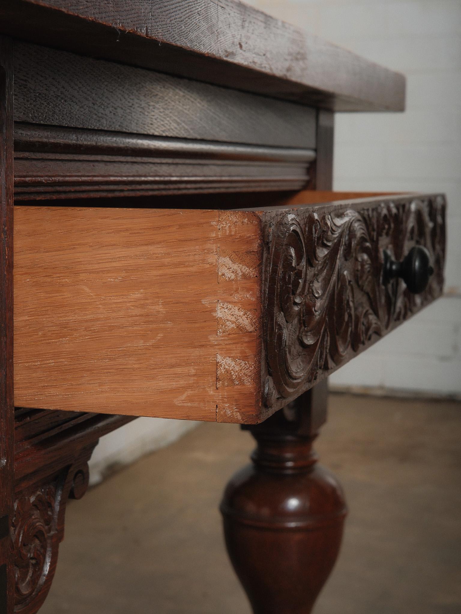 Bois Table en chêne sculpté de la fin du 19e siècle, de style renaissance antique en vente