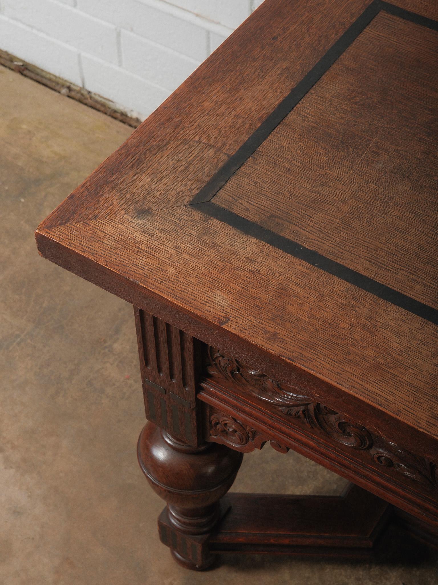 Table en chêne sculpté de la fin du 19e siècle, de style renaissance antique en vente 1