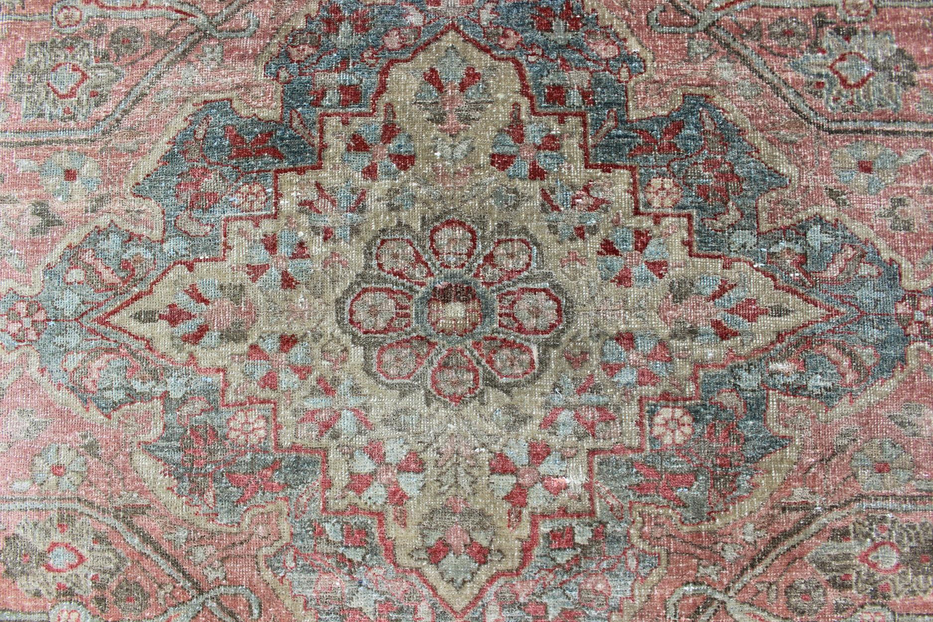 Tappeto Sarouk Farahan antico della fine del XIX secolo con medaglione in tonalità chiare in vendita 3