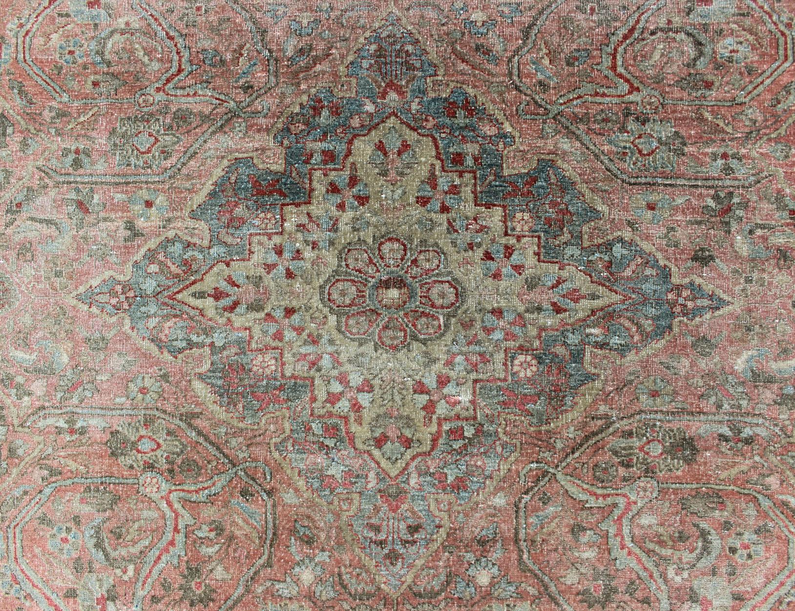 Late 19th Century Antique Sarouk Farahan Rug with Medallion in Light Tones For Sale 4