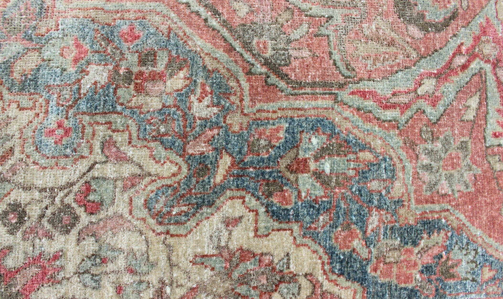 Tappeto Sarouk Farahan antico della fine del XIX secolo con medaglione in tonalità chiare in vendita 6