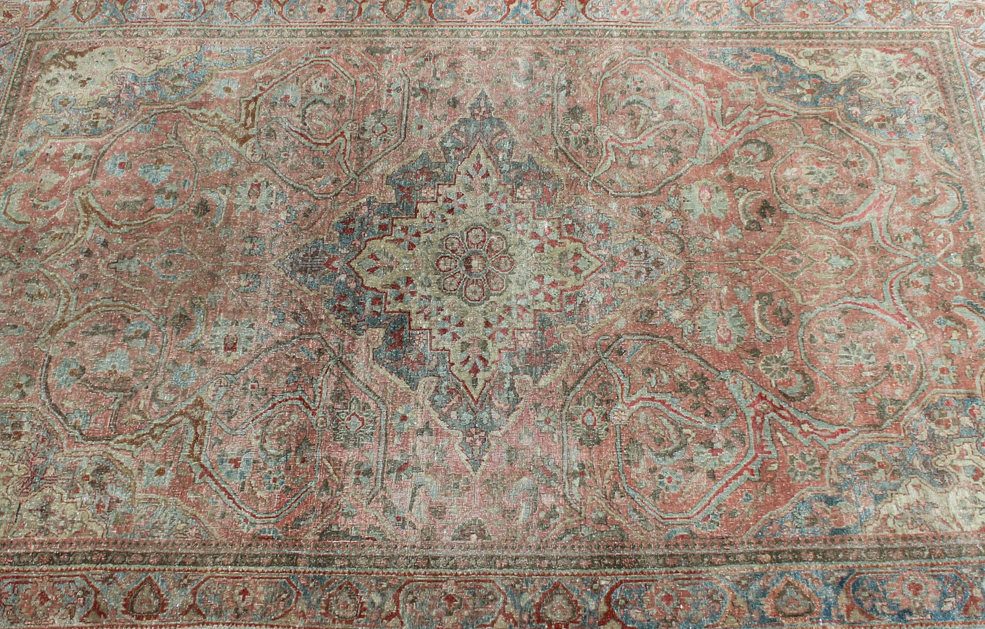 Late 19th Century Antique Sarouk Farahan Rug with Medallion in Light Tones For Sale 8