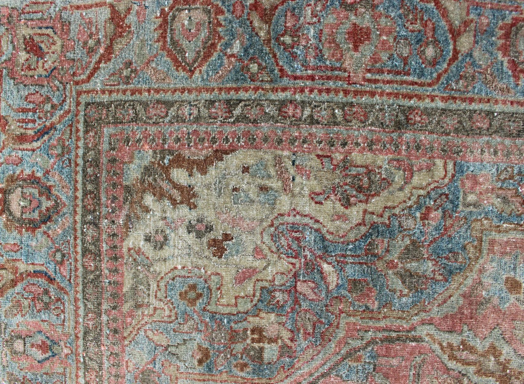 Late 19th Century Antique Sarouk Farahan Rug with Medallion in Light Tones For Sale 10