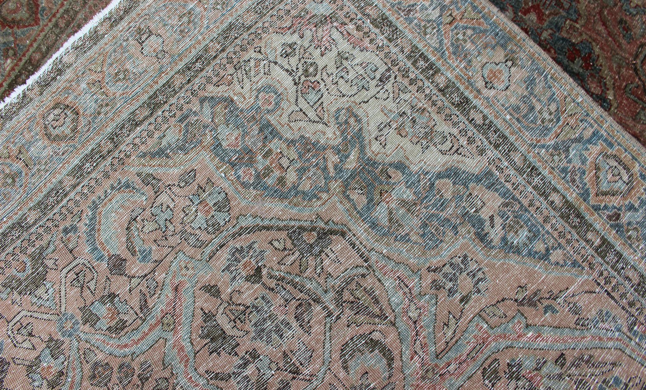 Late 19th Century Antique Sarouk Farahan Rug with Medallion in Light Tones In Good Condition For Sale In Atlanta, GA