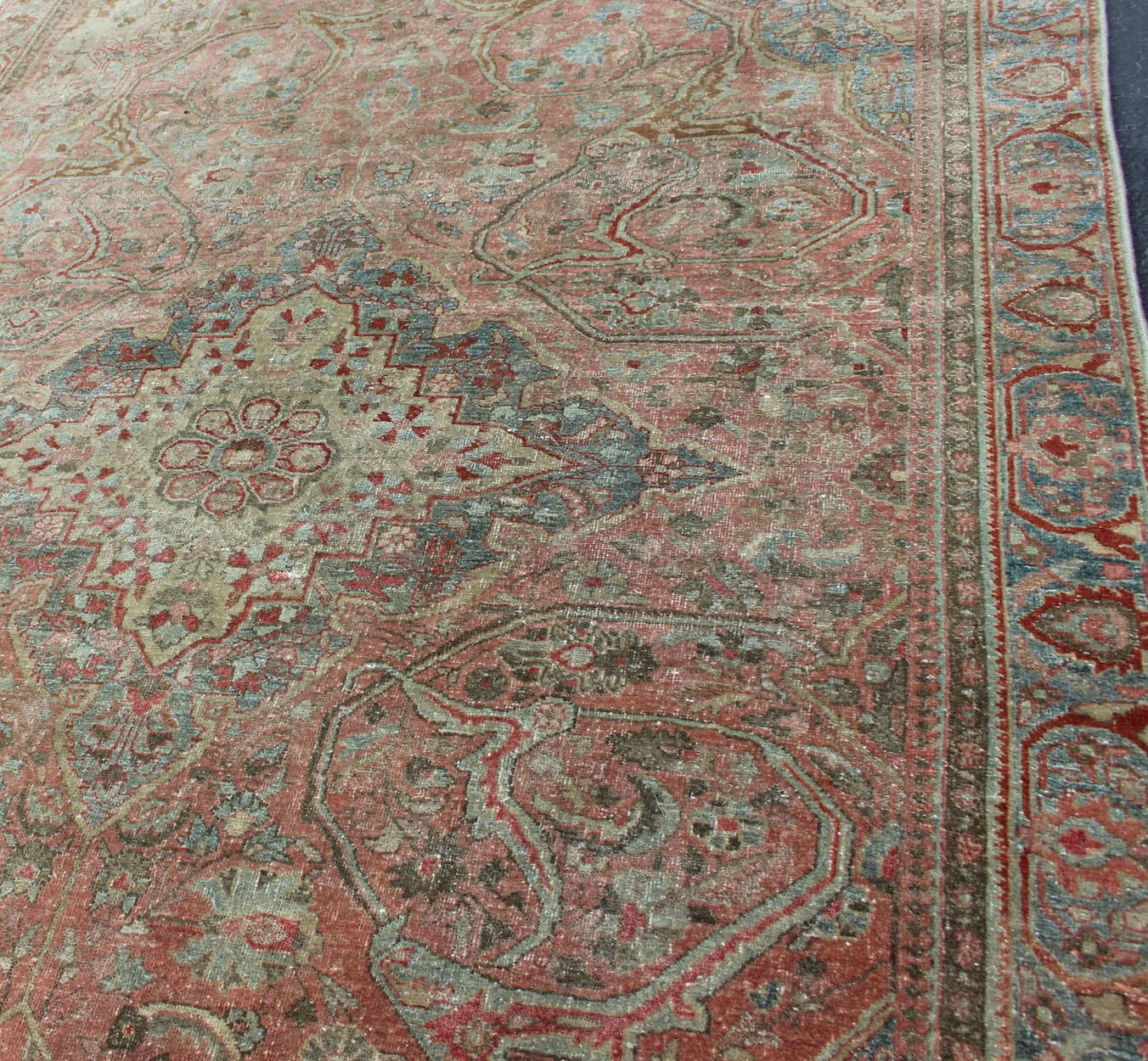 Wool Late 19th Century Antique Sarouk Farahan Rug with Medallion in Light Tones For Sale