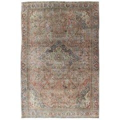 Antiker Sarouk-Farahan-Teppich mit Medaillon in hellen Tönen aus dem späten 19