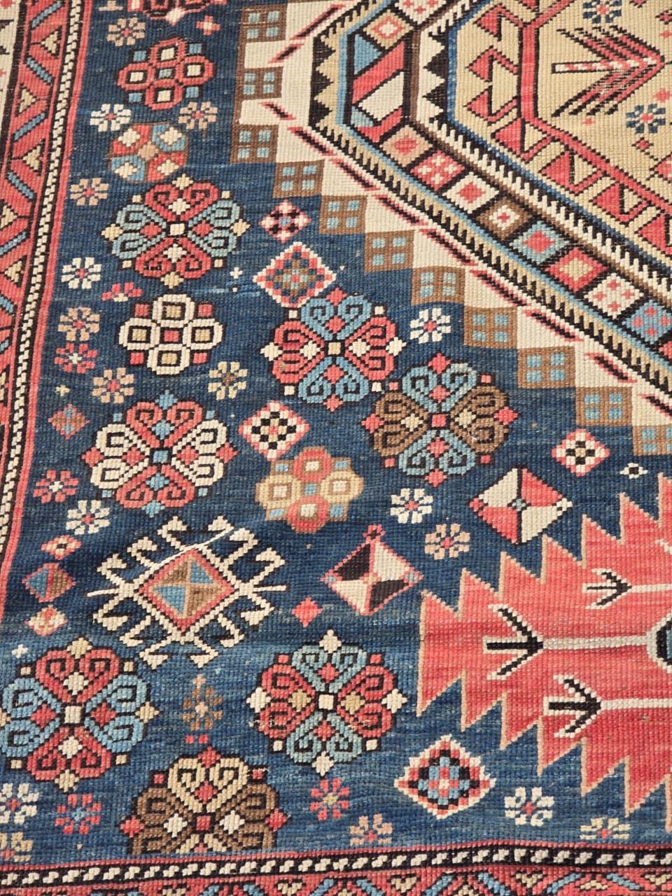 Un superbo tappeto caucasico Shirvan della fine del XIX secolo, circa 1880, che misura circa 122 pollici per 54 pollici (10 ft 2 in x 4 ft 6 in). Questo pezzo finemente intrecciato esemplifica la raffinata abilità artigianale e il design equilibrato