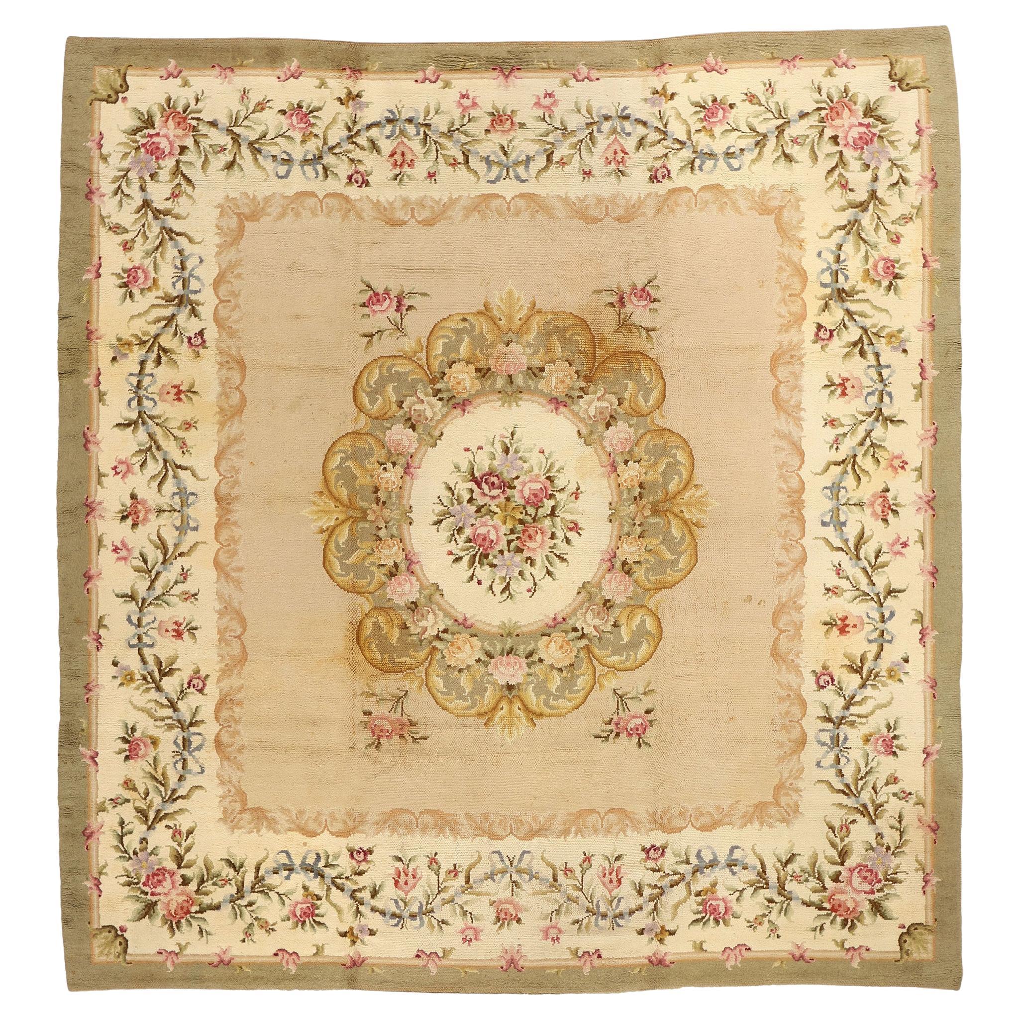Alfombra Cuadrada de Savonnerie Española Antigua de Finales del Siglo XIX con Estilo Chintz Francés
