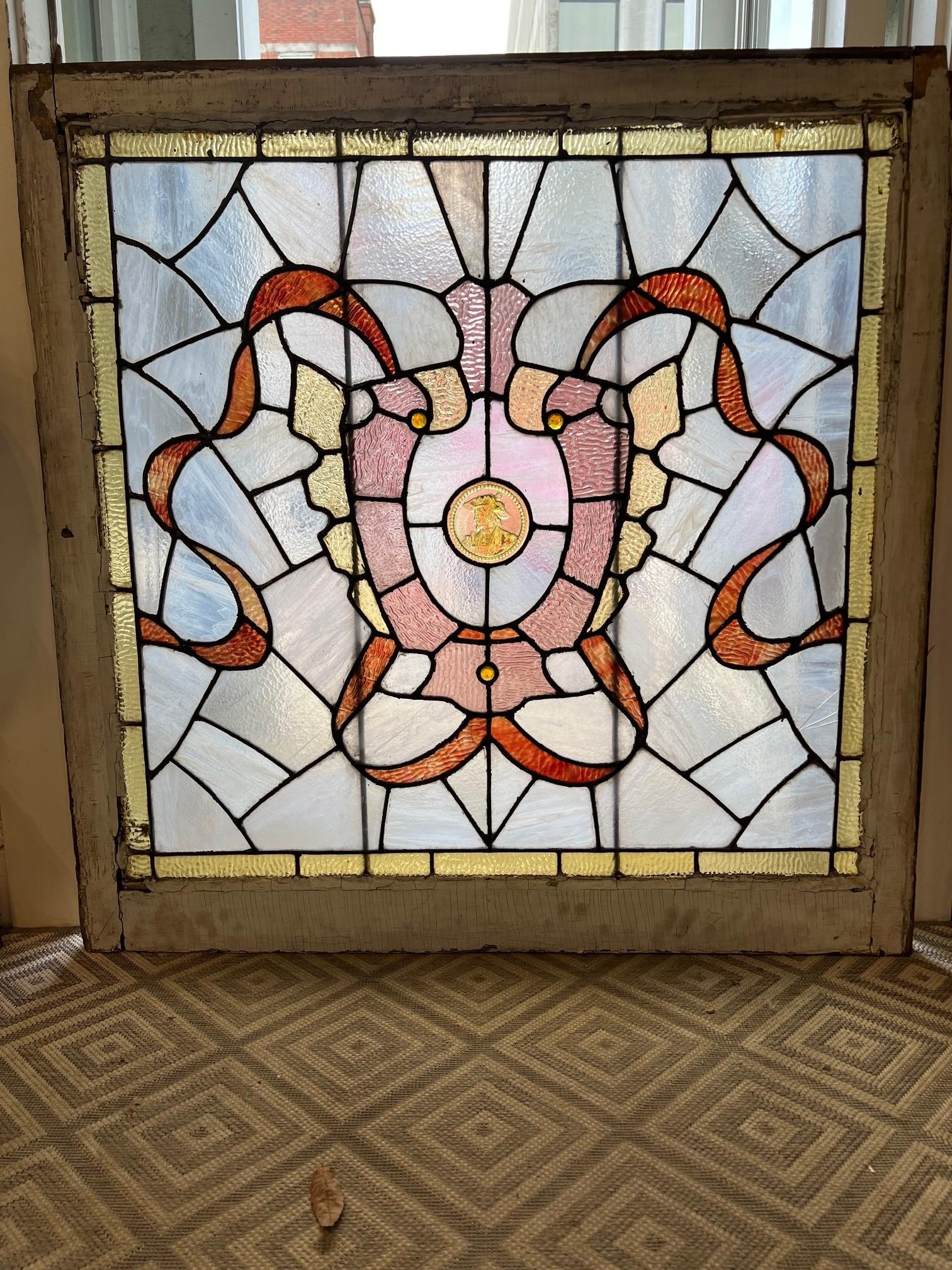 Schönes antikes Buntglasfenster mit zentraler viktorianischer Büste. Ich bin mir nicht sicher, wer in der Mitte zu sehen ist, aber es ist ein großartiges und ungewöhnliches Stück, das wie eine Goldmünze aussieht. Es ist ein schönes, helles,