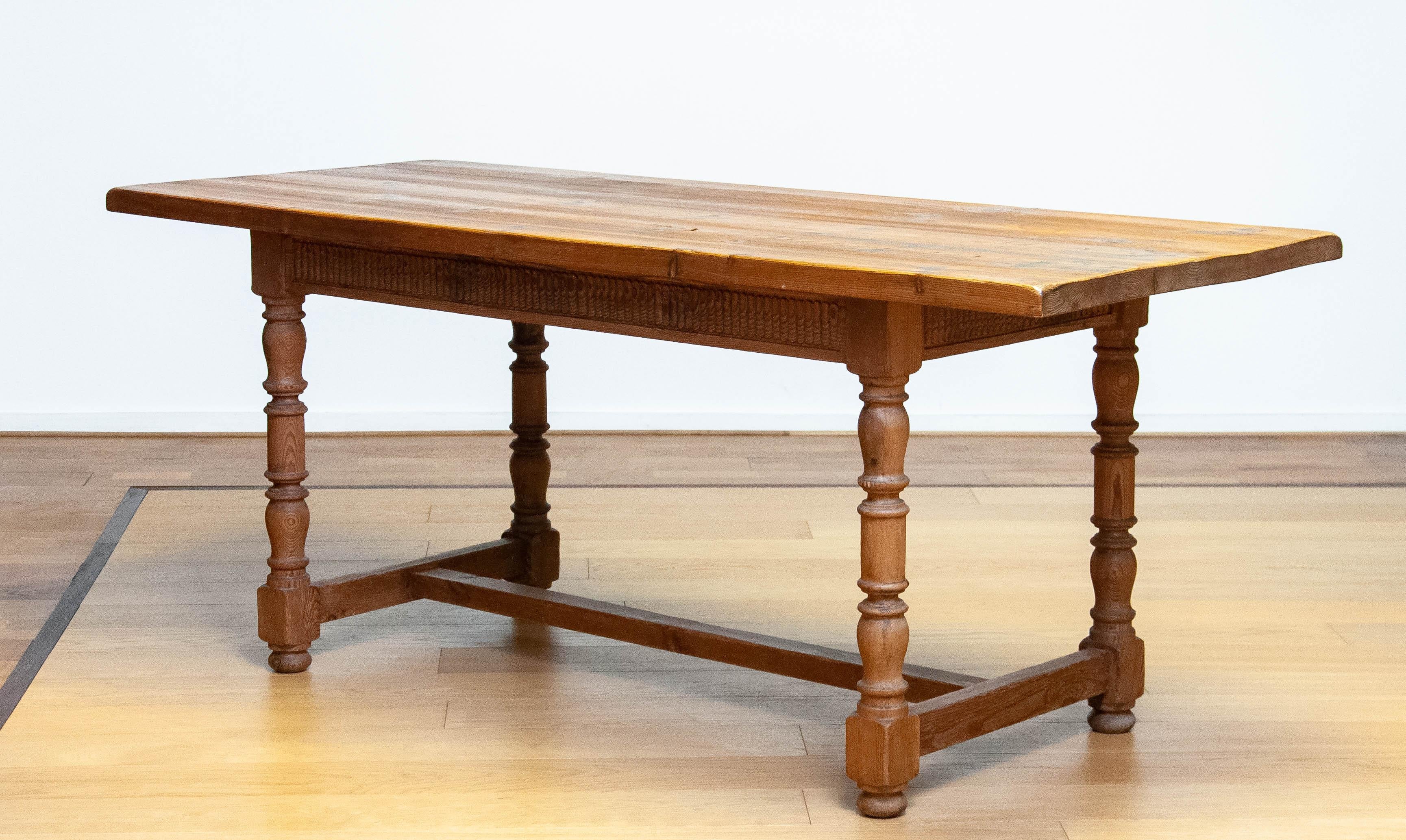 Absolutely beautiful late 19th century Swedish 'Folk Art' country farm dining table in pine. Because of the dry-out pine grain, true al these years, this table has a fantastic 'lived true' character what makes it a real eye catcher into you interior
