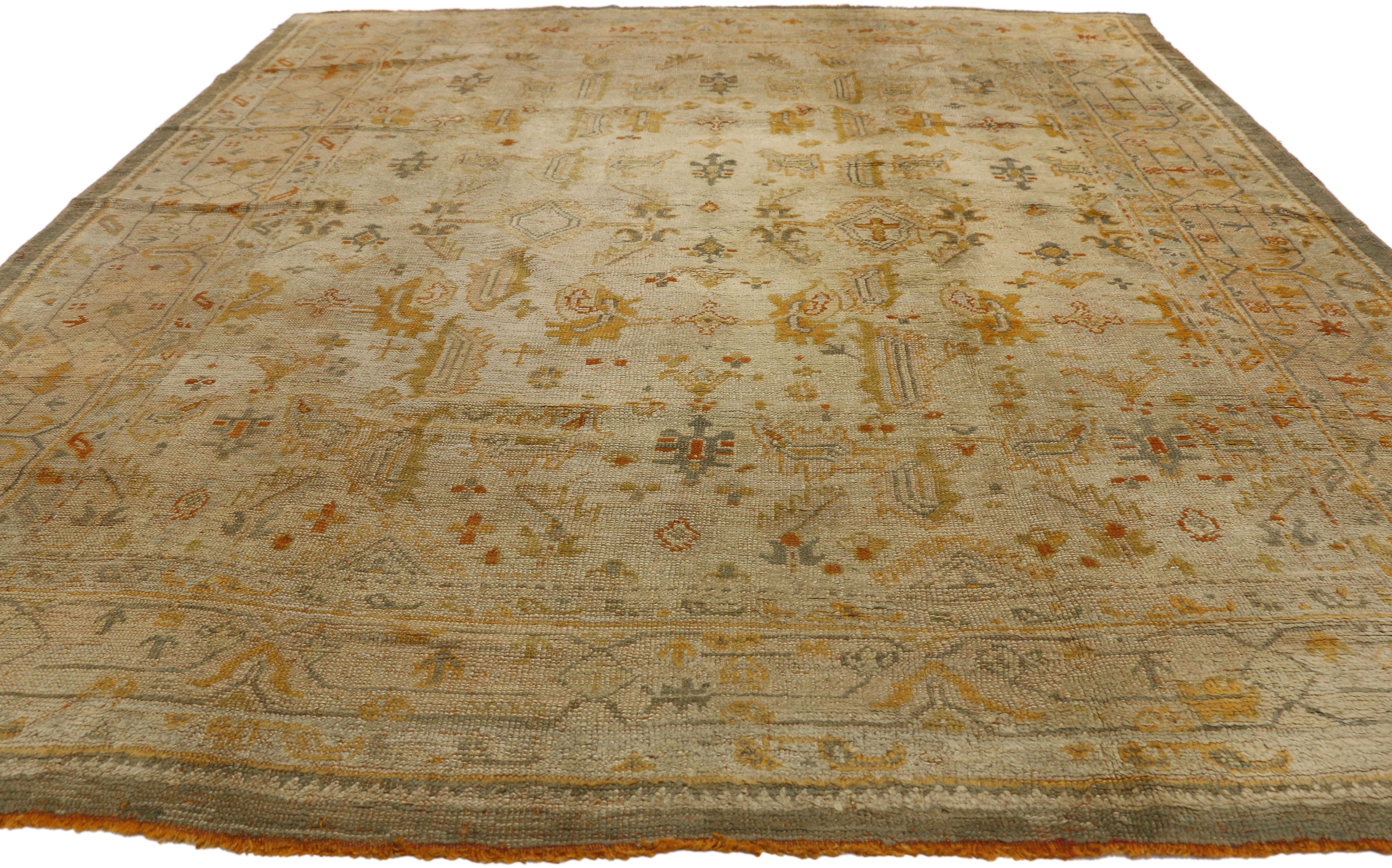 Georgien Ancien tapis turc Oushak Angora en laine avec style Chippendale géorgien en vente