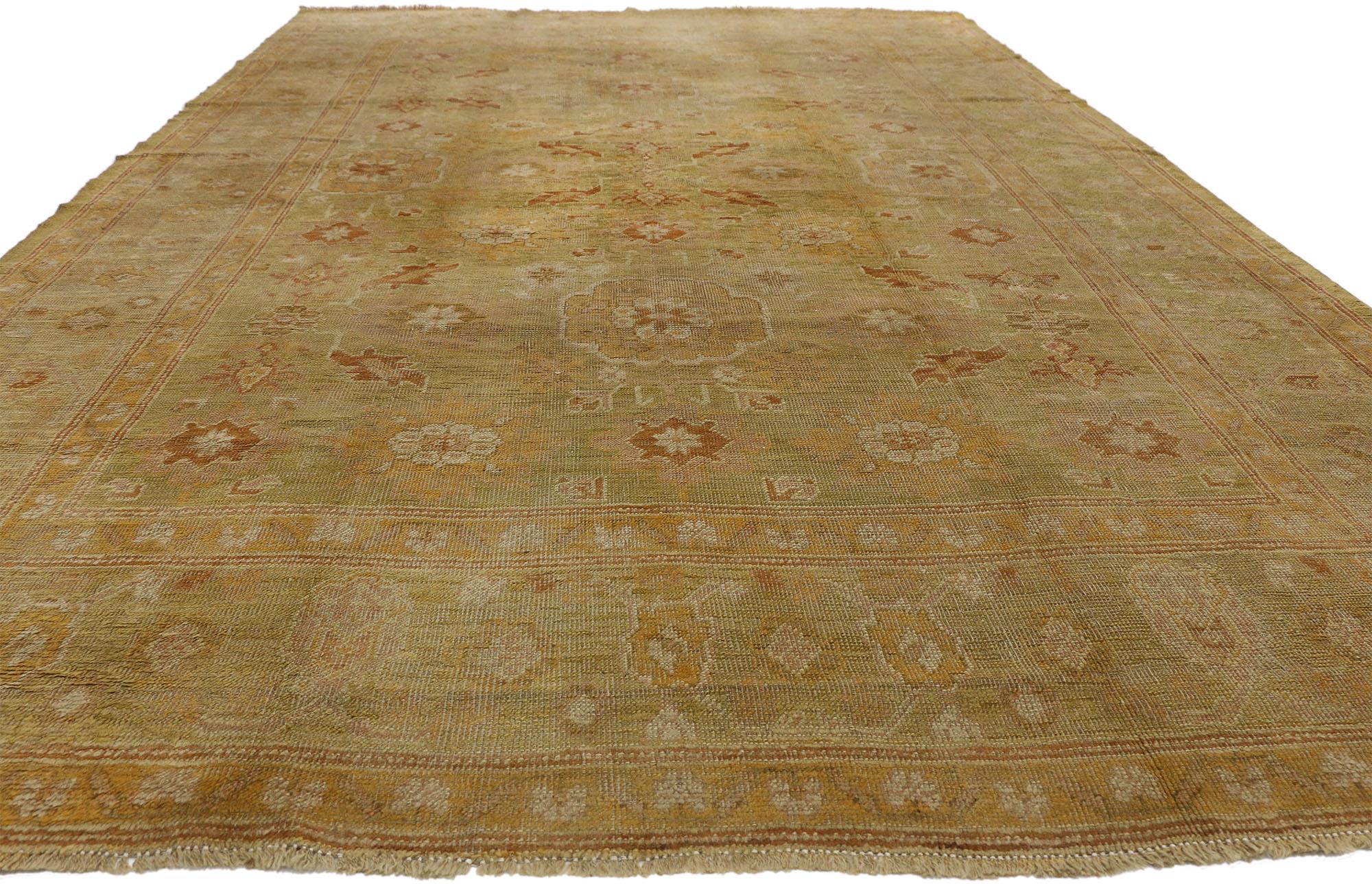 Turc Tapis turc ancien de la fin du XIXe siècle d'Oushak avec style cottage anglais en vente