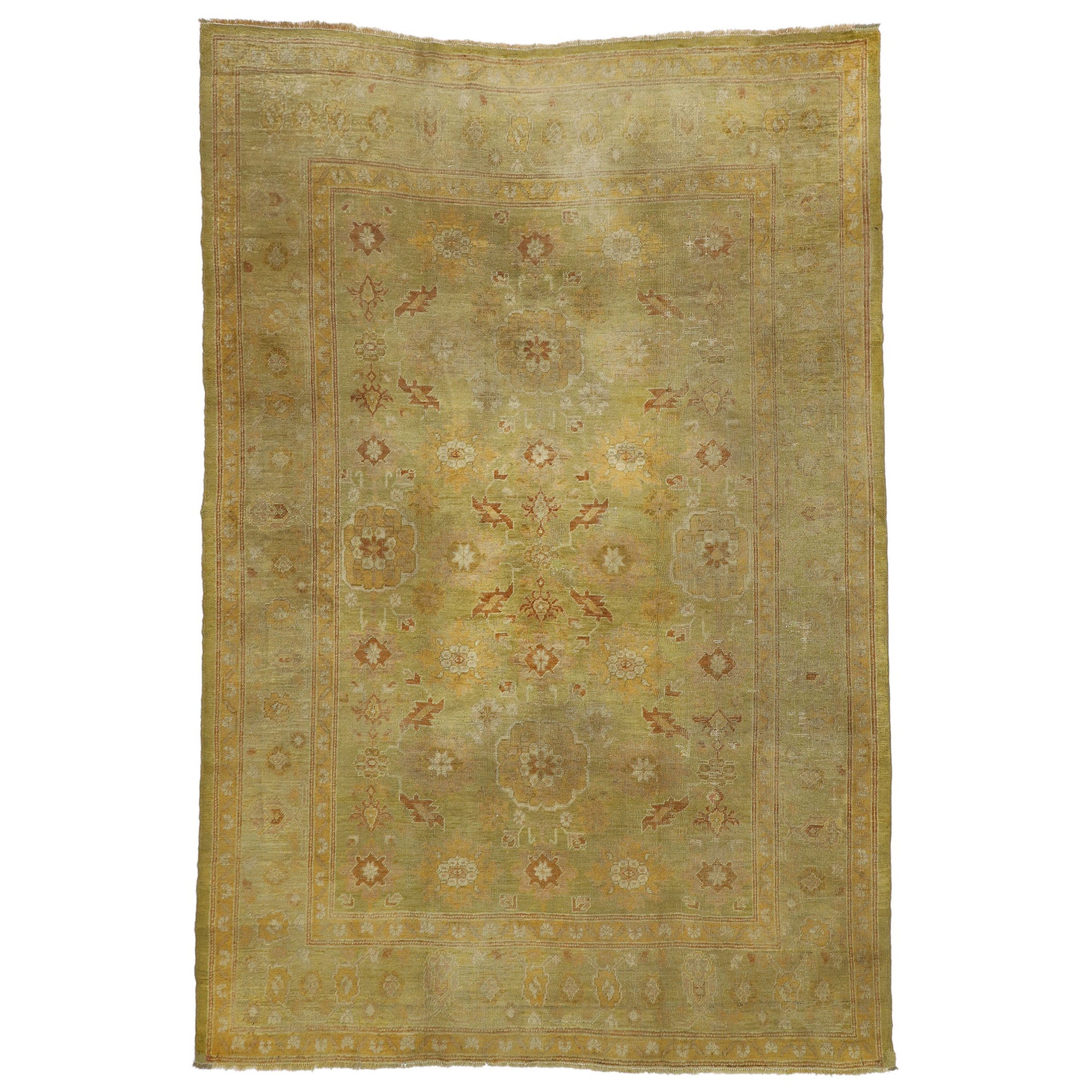 Tapis turc ancien de la fin du XIXe siècle d'Oushak avec style cottage anglais en vente