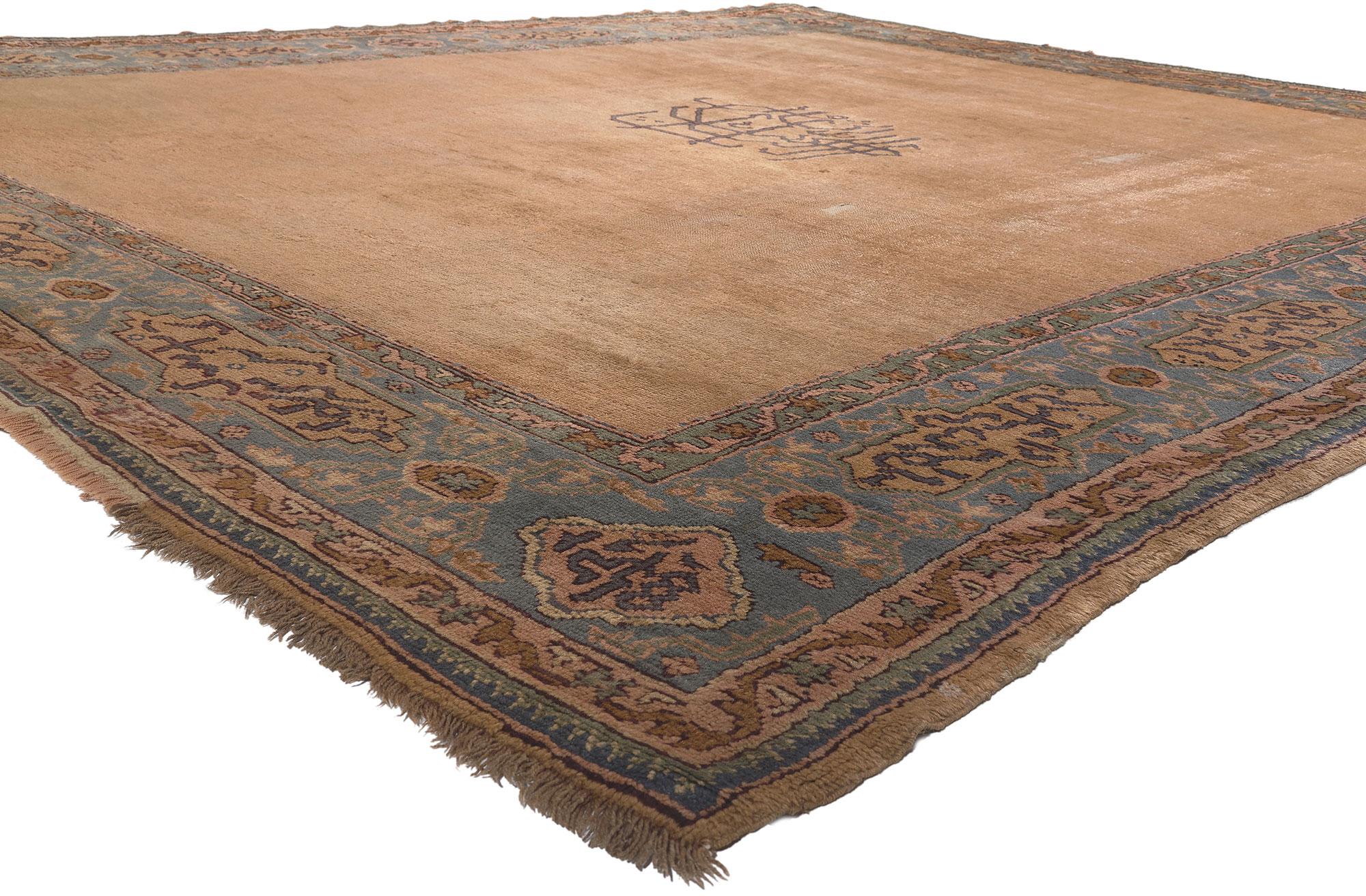 72801 Fin du 19e siècle, ancien tapis turc Oushak, 10'09 x 13'00.
Cultivé et séduisant avec ses détails et sa texture incroyables, ce tapis Oushak turc antique en laine nouée à la main prendra une allure globale, intemporelle, tout en conférant un