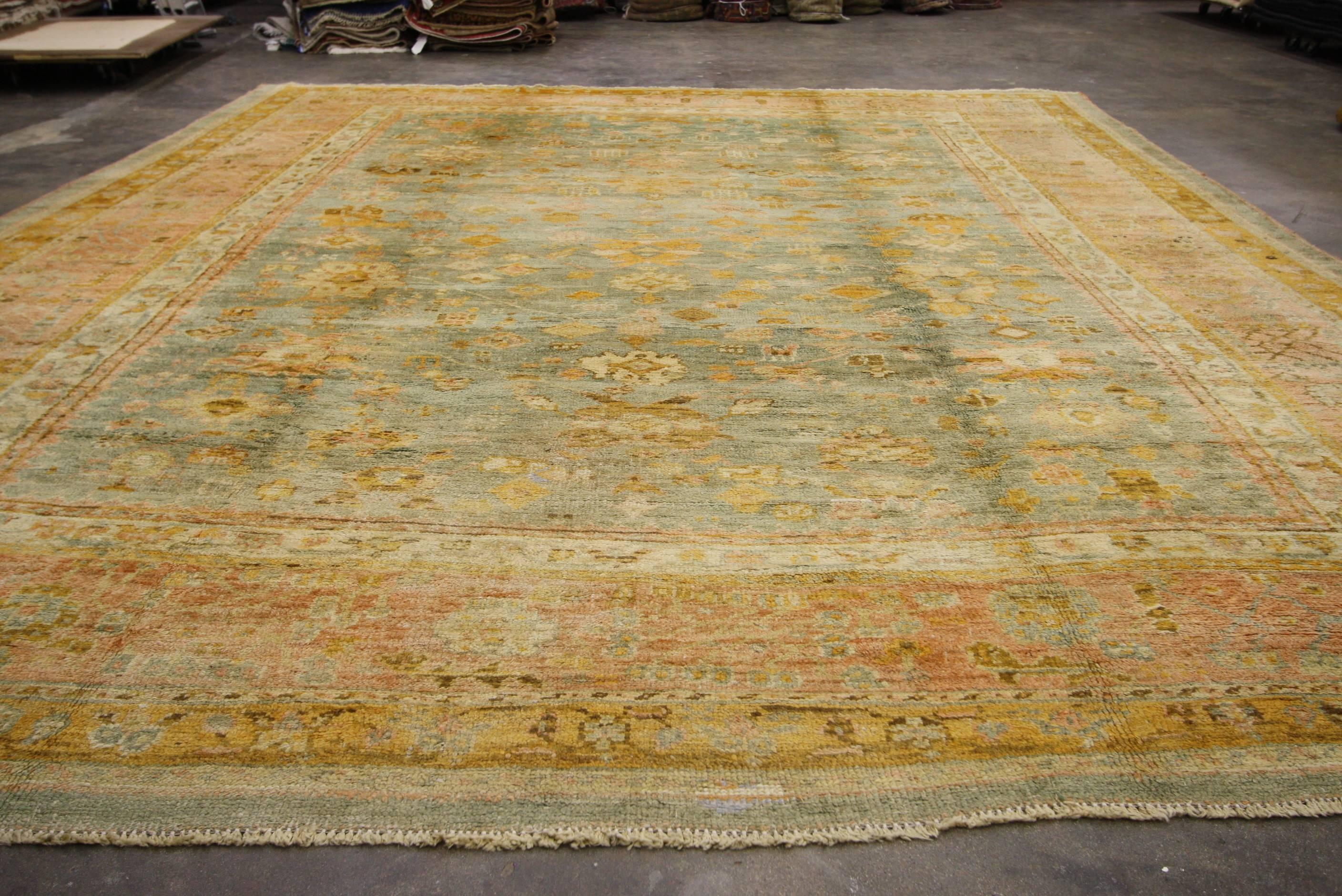 Late 19th Century Antique Turkish Oushak Rug with Time-Softened Colors For Sale 7