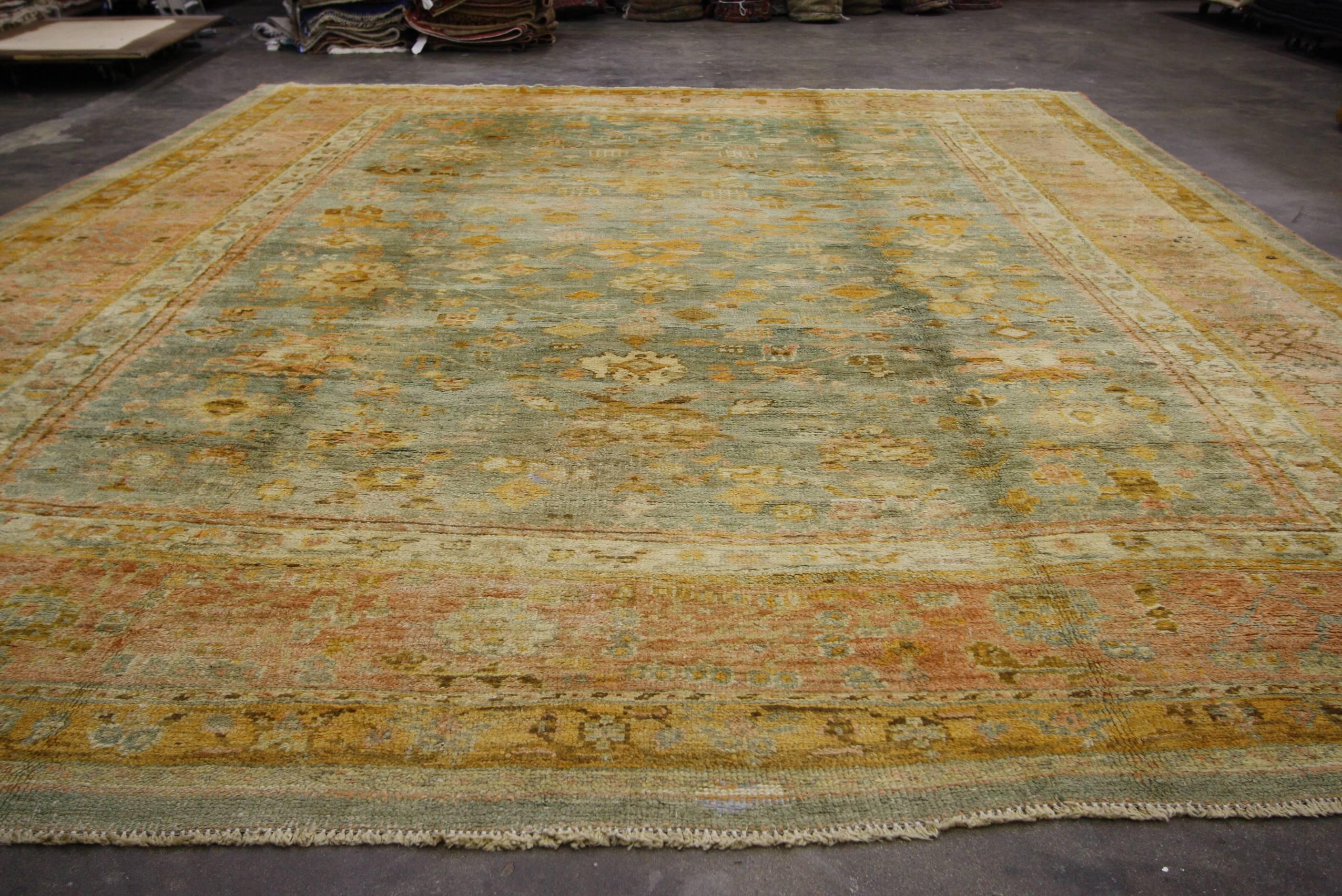 Late 19th Century Antique Turkish Oushak Rug with Time-Softened Colors For Sale 9