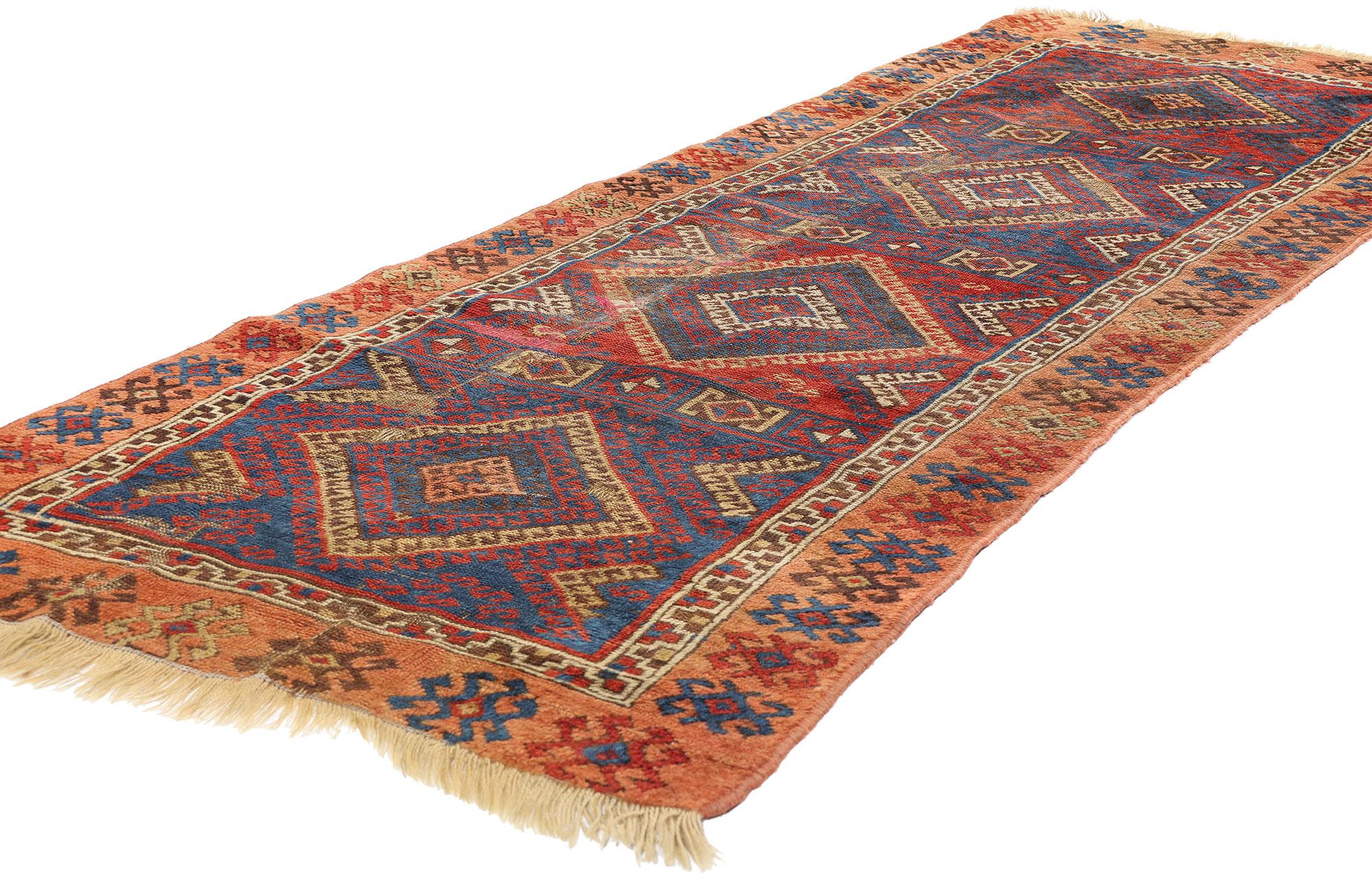 78935 Fin du 19ème siècle, ancien tapis turc Yuruk Runner, 03'00 x 08'02. Ce ravissant tapis turc Yuruk de la fin du XIXe siècle est un remarquable témoignage de l'art et de l'héritage culturel des tisserands nomades d'Anatolie. Noué à la main par